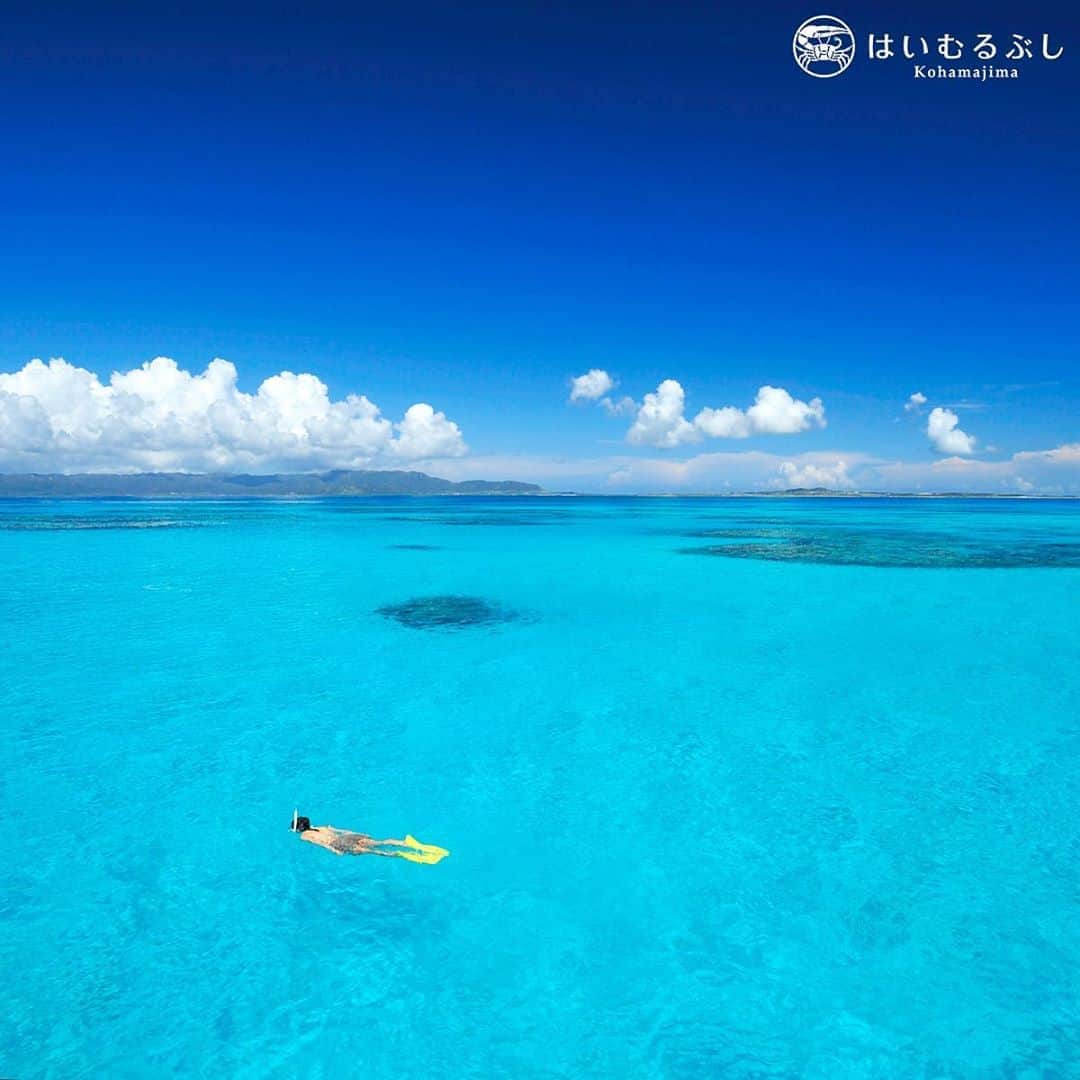 HAIMURUBUSHI はいむるぶしさんのインスタグラム写真 - (HAIMURUBUSHI はいむるぶしInstagram)「小浜島・はいむるぶしから癒しの風景をお届けします。 青空を映したような青く澄んだ美しい海… 美ら海シュノーケルツアーで楽しむことができます。 #沖縄 #八重山諸島 #八重山ブルー #サンゴ礁 #海 #シュノーケル #小浜島 #リゾート #ホテル #はいむるぶし」10月1日 0時28分 - haimurubushi_resorts