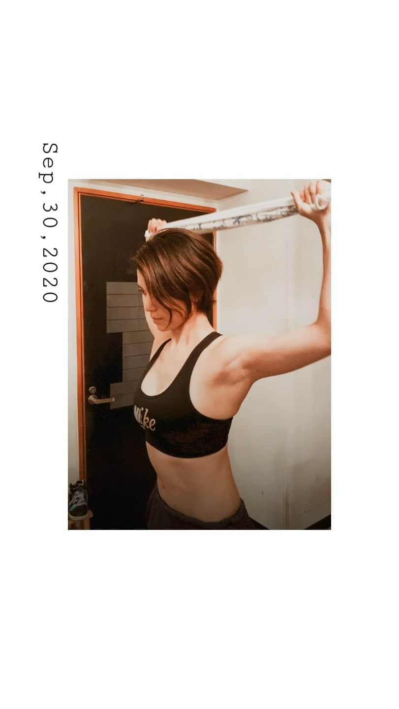 金城優華のインスタグラム：「Home workout !!!!Back ver.﻿ ﻿ おうち時間﻿ 宅トレしたいけど﻿ 器具がない……﻿ ﻿ 大丈夫です!!﻿ タオル1枚あれば﻿ 意外と年齢の出やすい背中を﻿ 鍛える事が出来ます!!﻿ ﻿ ﻿ ポイントは﻿ ・タオルは常にピンと張る。﻿ ・背中の筋肉の動きを感じる﻿ ・伸ばす時は筋肉が伸び~るイメージ﻿  引き寄せる時はこれでもかというくらい﻿ 筋肉を縮めてください。﻿ ﻿ ﻿ ﻿ 汗拭ける﻿ ﾄﾚｰﾆﾝｸﾞ出来る﻿ デスクワークのストレッチにも使える﻿ タオルって優秀アイテム♡﻿ ﻿近々YouTubeで詳細動画作ろ!! ﻿ #workout﻿ #okinawa﻿ #宅トレ﻿ #筋トレ﻿ #背面女子﻿  #ママ#モデル  #パーソナルトレーナー  #ボディーメイク #ダイエット  ﻿ ﻿ ﻿」