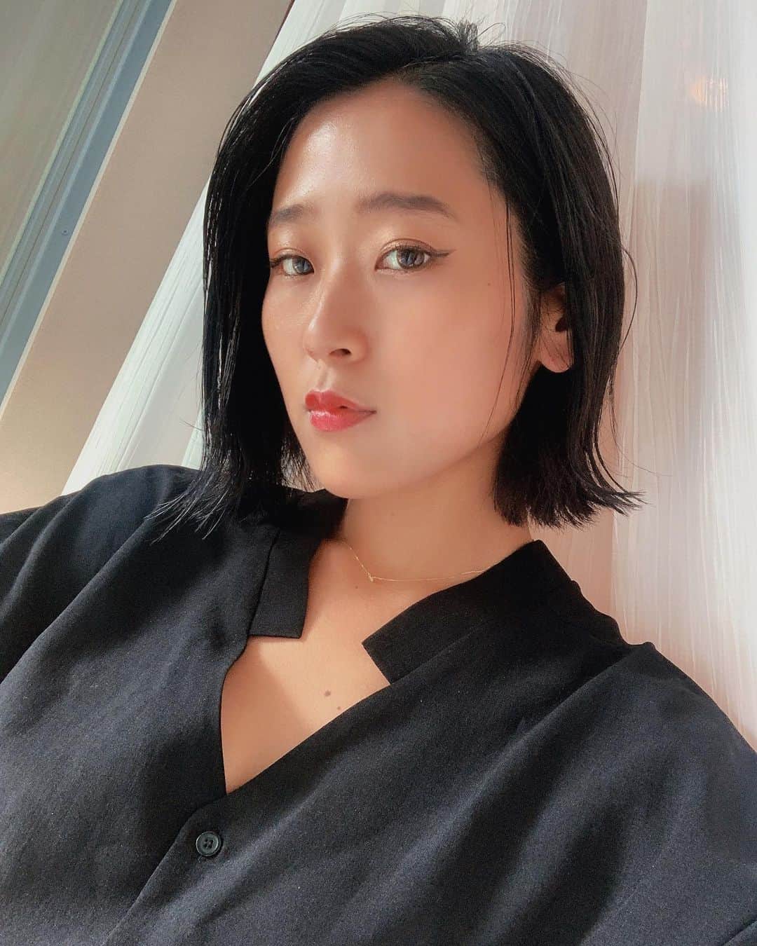 のインスタグラム：「髪を暗くしまして、秋モード入りました🍂  そして。久しぶりに名古屋のメンバーに(東京で)会って、胸熱な夜です🌙 こんなにも、公私ともに信頼できる人たちに出会えたこと、すごく幸せだよな〜わだくん(プロデューサー)に泣かされても(語弊ありまくる)本当に大好きだったなあって思ったりして。  みさっちゃんに心すべて委ねてたと気付いたし笑 出会いと暖かい時間に感謝して、また頑張りたいと思います♡  #selfie」