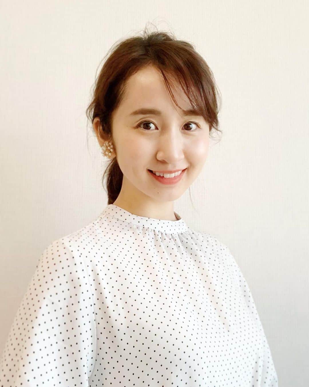 小野恵美のインスタグラム：「ご報告  2020年9月30日をもちまして 私、小野恵美はスターダストプロモーションを退所致しました。  2015年10月から5年間所属しました。 スターダストに新設されたキャスター部門の1期生としてスタートし、テレビ・ラジオをはじめ、様々なお仕事をさせていただきました。  お仕事先の皆様、信頼できるマネージャーさん、尊敬できる事務所の同期や仲間に出会えたことを心から感謝しています。  結婚や出産と人生の節目を経て、今大切にしたいこと、守るものができました。 自分の働き方を見つめ直し、話し合いをしたうえで円満退所ということになりました。 事務所の皆さんには温かく送り出していただきました。 本当にありがとうございます。  今後は家庭と育児を中心にしつつ、フリーアナウンサーとして、一人の女性として新たなチャレンジをしていこうと思います✨  オフィシャルブログは閉じますが、こちらのInstagramのアカウントは続けますので、これからも更新をしていきます！！  引き続き、応援をいただけたら嬉しいです。 どうぞよろしくお願い致します。」