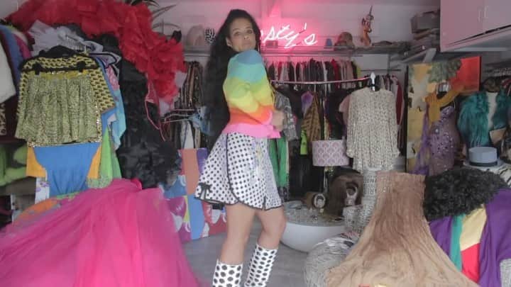 ケリスのインスタグラム：「When cleaning out your closet during quarantine turns into a full-on fashion show. Who can relate?!」