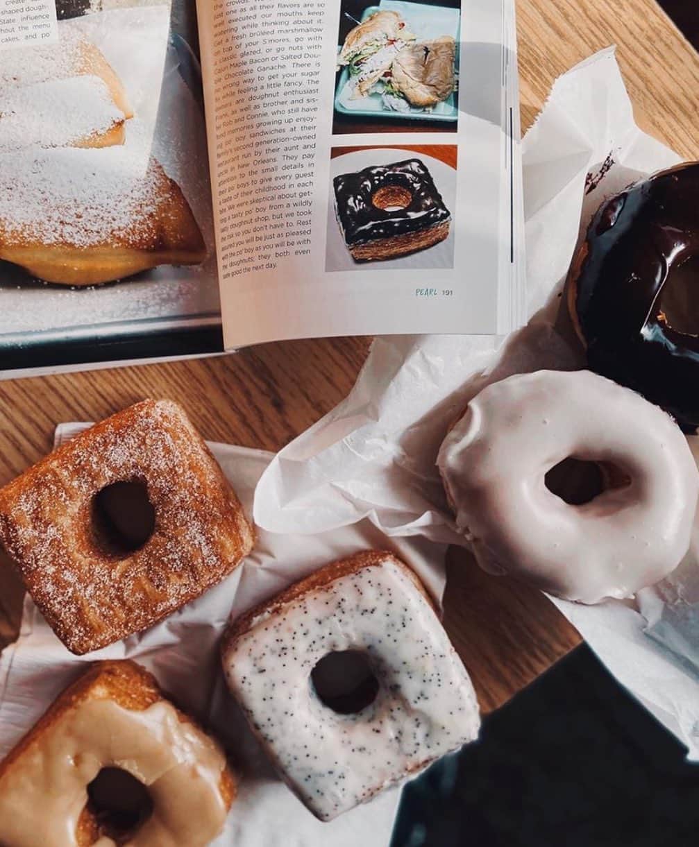 のインスタグラム：「Donut give up! 🍩 We are half-way through the week! Send this to a friend who could use a mid week pick-me-up! - 📷: @mrs.mftasty  📍: @noladoughnuts  #Portland #PortlandNW #PDX #Foodie #Doughnuts」