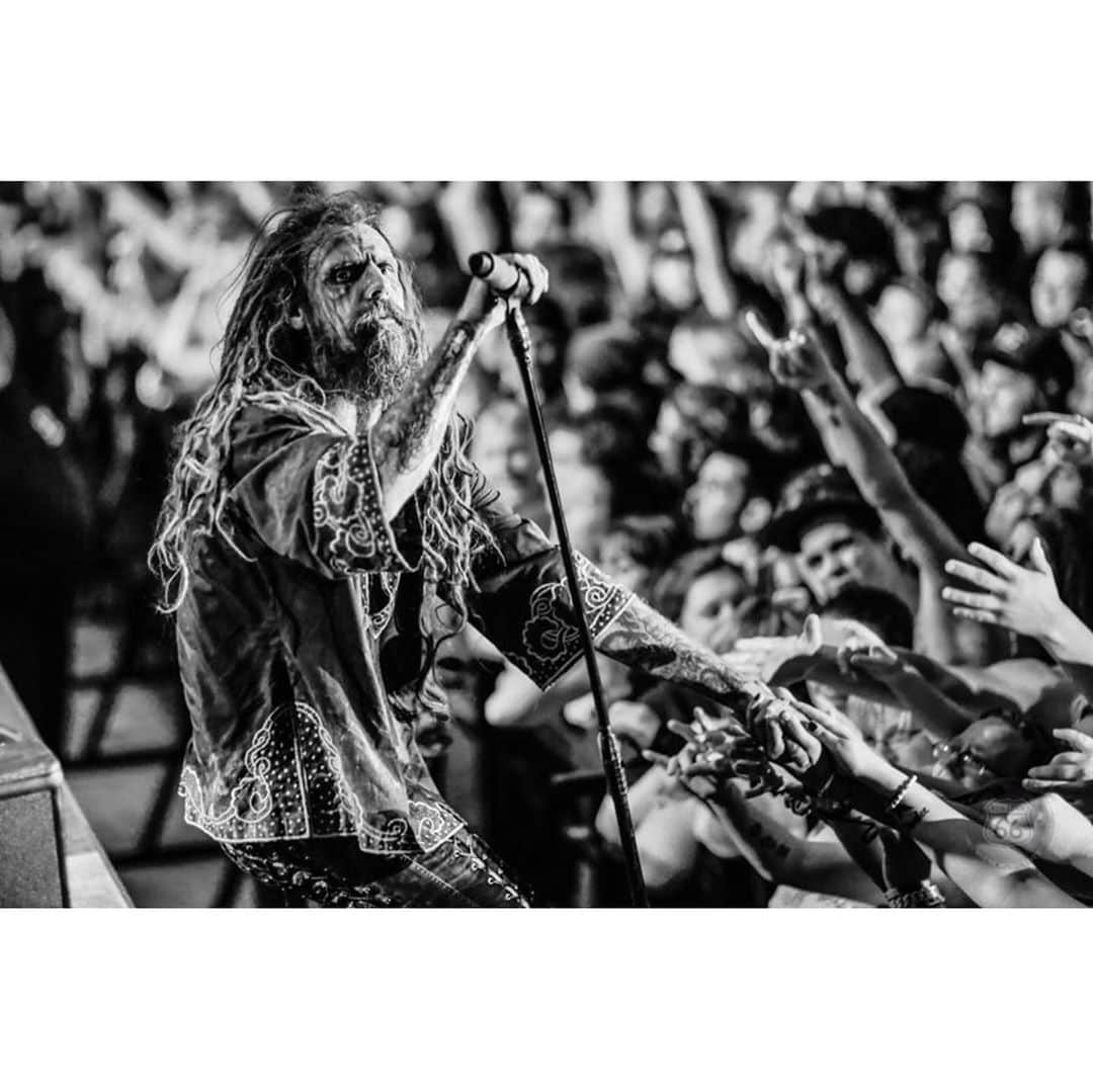 ロブ・ゾンビさんのインスタグラム写真 - (ロブ・ゾンビInstagram)「Some rocking moments captured around the world by @rob_fenn. Here’s hoping we get it together for a 2022 world tour. #robzombie #johnfive #piggyd #gingerfish #robfennphotography」10月1日 0時51分 - robzombieofficial