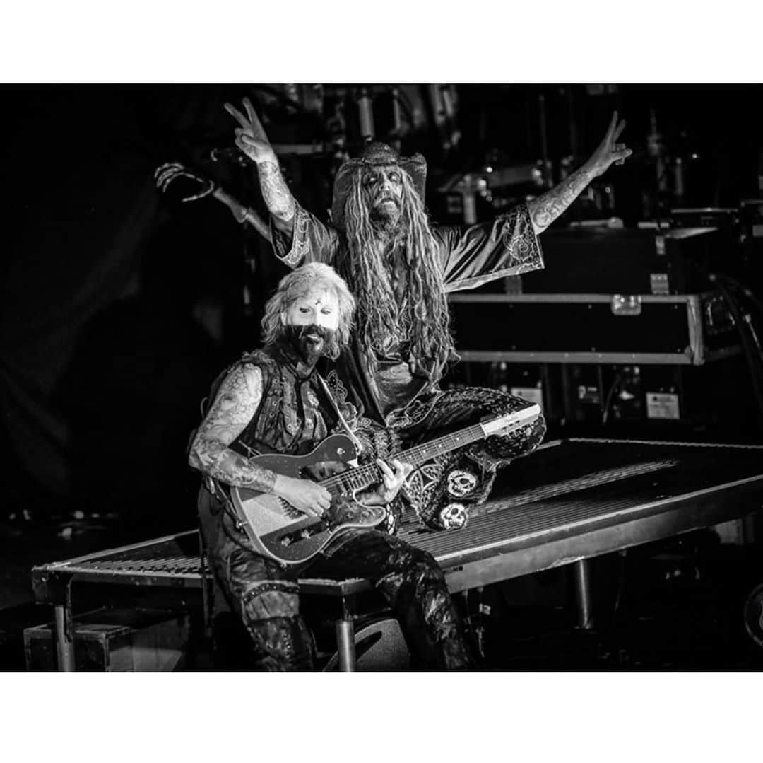 ロブ・ゾンビのインスタグラム：「Some rocking moments captured around the world by @rob_fenn. Here’s hoping we get it together for a 2022 world tour. #robzombie #johnfive #piggyd #gingerfish #robfennphotography」