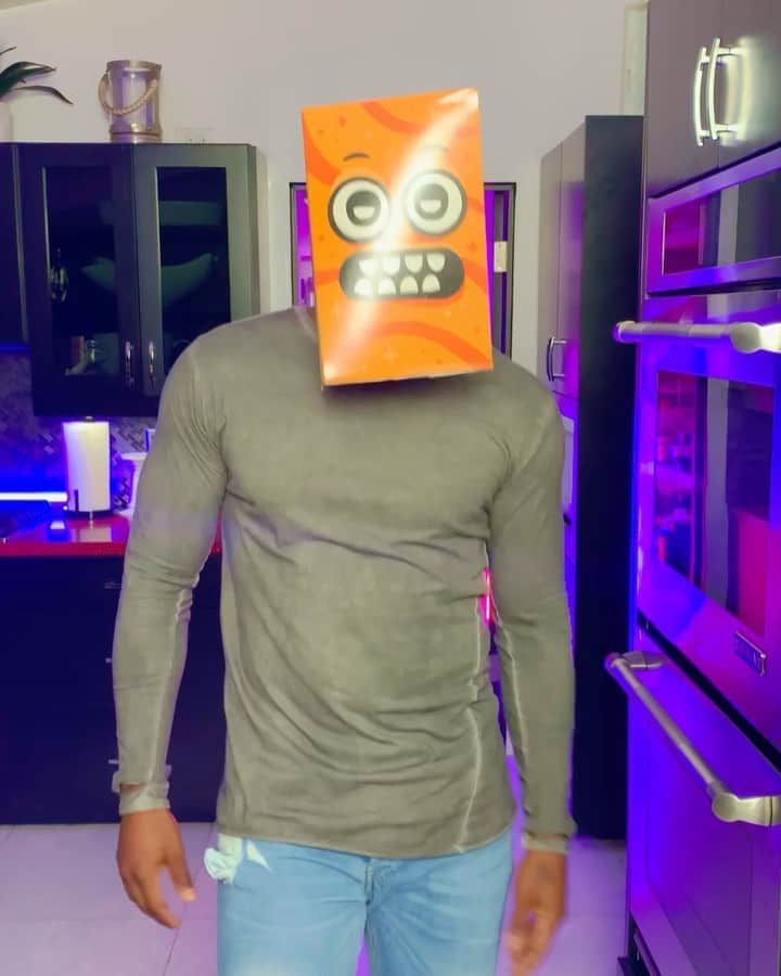 ジェイソン・デルーロのインスタグラム：「#ad I wanna dance with some-CTC… join me and other mystery  stars in the #CTCVoiceBox challenge on TikTok starting Friday. Grab a box and sing along. @cinnamontoastcrunch」