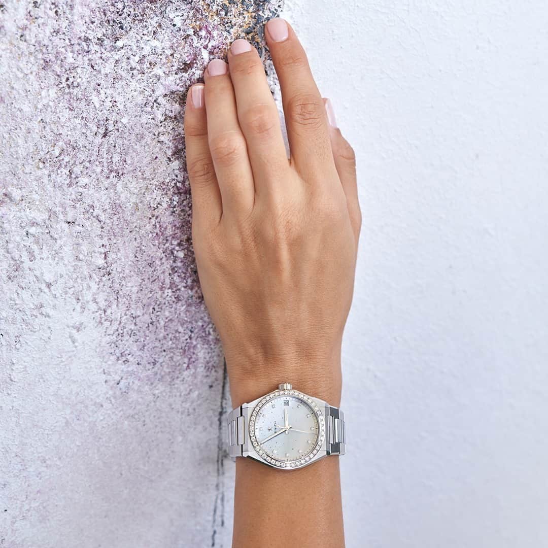 ゼニスのインスタグラム：「#Dreamhers: Teresa's choice: the DEFY Midnight with a vertical gradient white mother-of-pearl white dial and bezel set with brilliant-cut diamonds.  #Zenith #ZenithWatches #TimeToReachYourStar #ZenithXDreamhers #TeresaCuevas #Artist #Painter #DefyMidnight @teresa_j_cuevas」