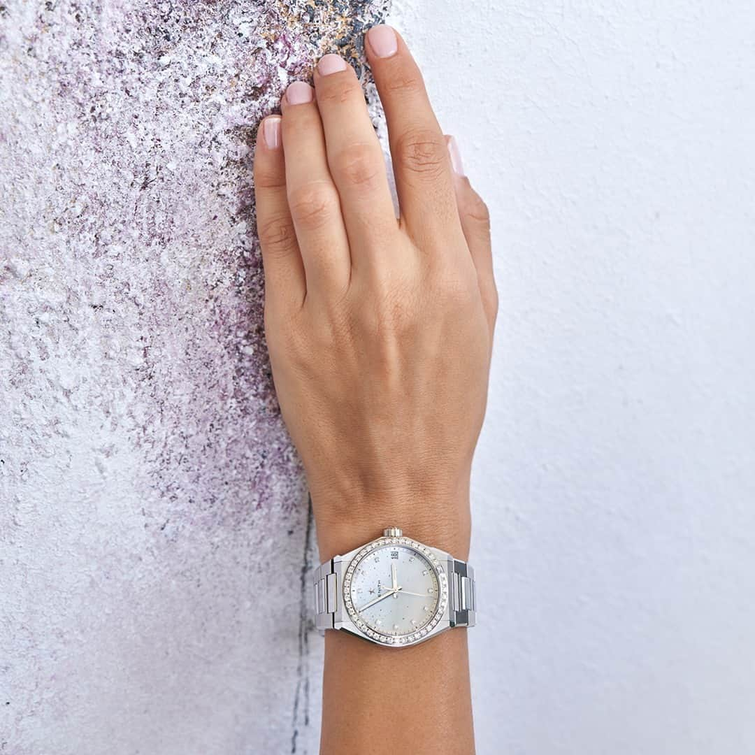 ゼニスさんのインスタグラム写真 - (ゼニスInstagram)「#Dreamhers: Teresa's choice: the DEFY Midnight with a vertical gradient white mother-of-pearl white dial and bezel set with brilliant-cut diamonds.  #Zenith #ZenithWatches #TimeToReachYourStar #ZenithXDreamhers #TeresaCuevas #Artist #Painter #DefyMidnight @teresa_j_cuevas」10月1日 1時00分 - zenithwatches