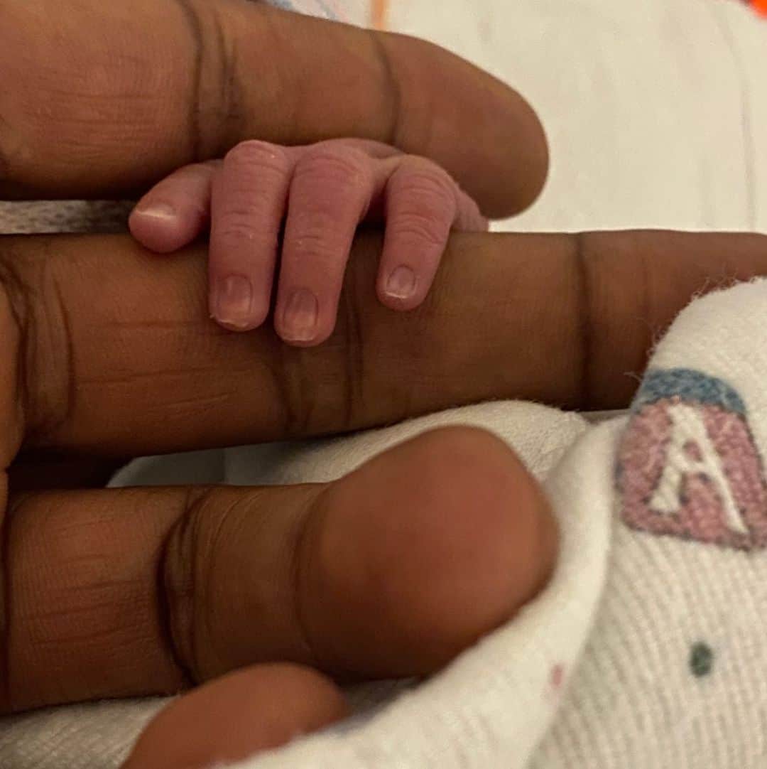 アッシャーのインスタグラム：「We are feeling blessed and full of love with the arrival of our beautiful baby girl, Sovereign Bo Raymond. “Isn’t She lovely” by Stevie Wonder on repeat ❤️ ❤️ ❤️」