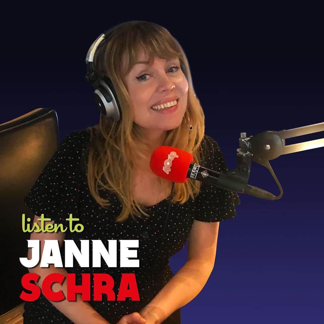 ヤナ・スクラのインスタグラム：「The Slow Show! Vanaf vanavond elke woensdag om 22 uur op @40upradio Alleen maar super mooie langzame liedjes, door mij geselecteerd en soms vloeiend aan elkaar gepraat... meestal minder vloeiend omdat je handen en je hoofd dingen tegelijkertijd moeten doen met schuifjes en informatie. Ik heb iets meer respect gekregen voor de radiomensch! Laat weten wat je er van vond en welke liedjes je wil horen, ooit... ik draai heel soms tips.   #40upradio #theslowshow」