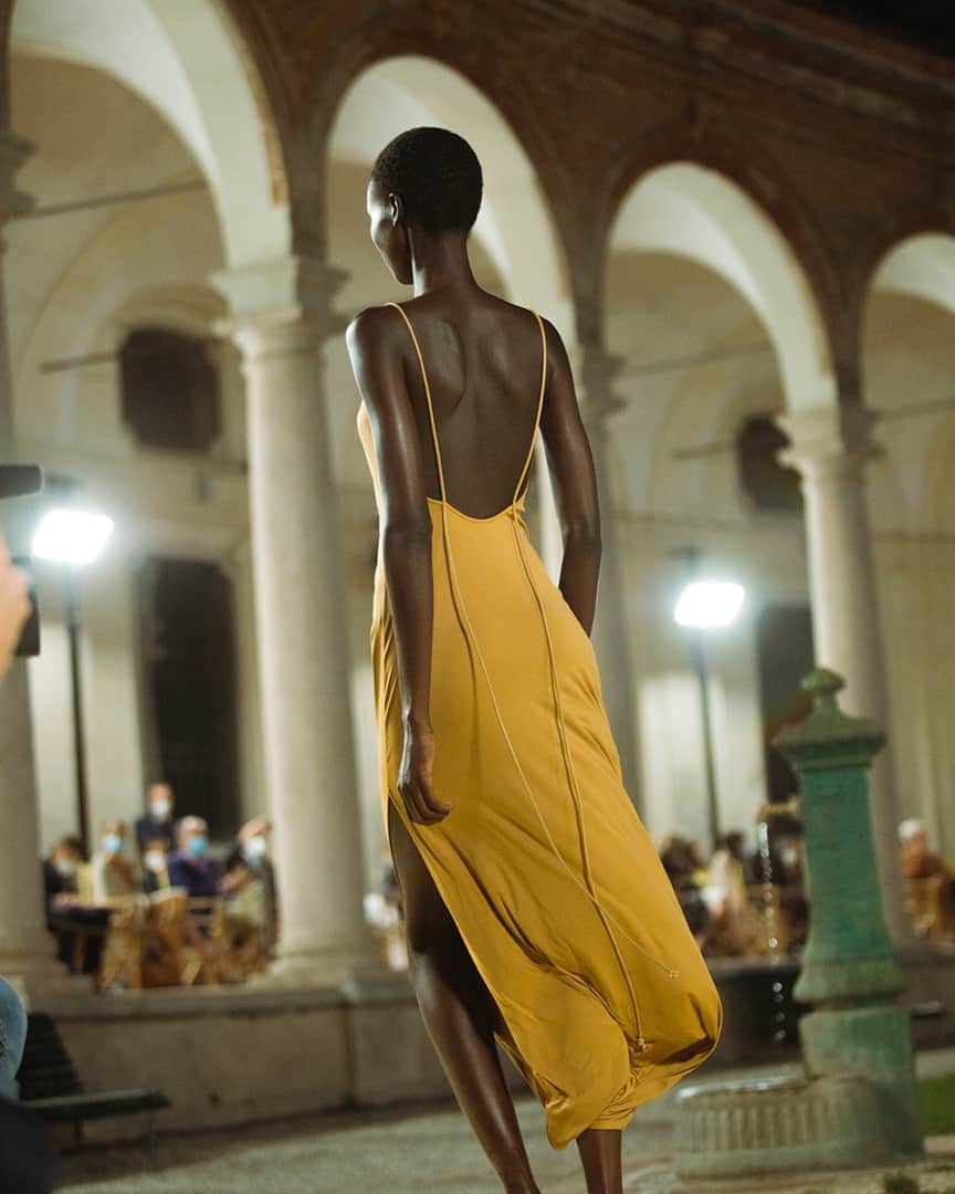 サルヴァトーレ・フェラガモのインスタグラム：「A look that breathes confidence. Model Amar sweeps past in a striking Sarouel dress crafted entirely from recycled jersey fabric, spun from repurposed plastic bottles reclaimed from the ocean, emphasizing the house’s long-term commitment to environmental sustainability #FerragamoSS21」