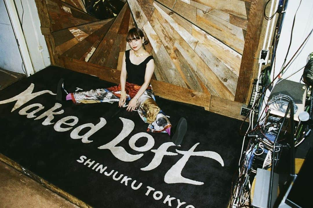 ももさんのインスタグラム写真 - (ももInstagram)「新宿の好きなところ 🍎❤️🍓🍒🍉💄🐙🌹🥊☎️🏮🔞 新宿NAKED LOFT 新宿レッドクロス ゴールデン街BARソワレ  動画でしゃべってるので見てくださいね✌️👌💪 Photo by @asmnbok  #ナイトホークス」10月1日 1時01分 - charanpo_momo