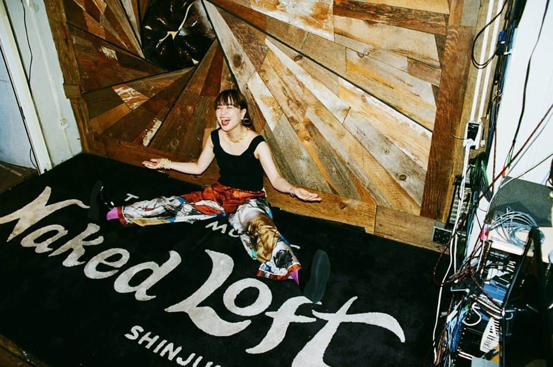 ももさんのインスタグラム写真 - (ももInstagram)「新宿の好きなところ 🍎❤️🍓🍒🍉💄🐙🌹🥊☎️🏮🔞 新宿NAKED LOFT 新宿レッドクロス ゴールデン街BARソワレ  動画でしゃべってるので見てくださいね✌️👌💪 Photo by @asmnbok  #ナイトホークス」10月1日 1時01分 - charanpo_momo