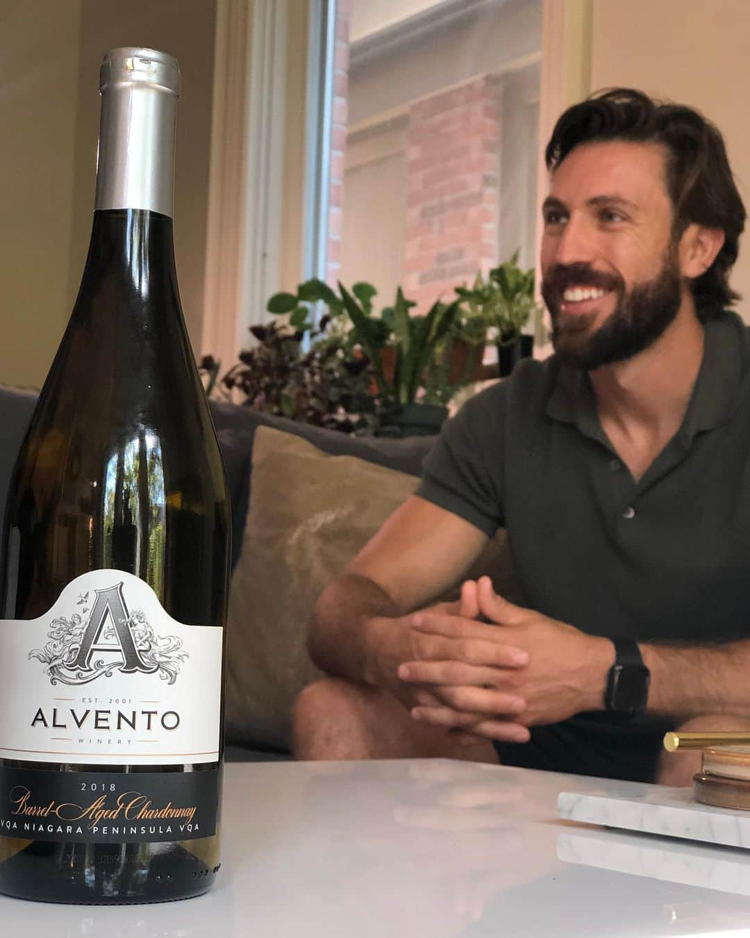 ディラン・モスコビッチのインスタグラム：「All smiles with @alventowinery ‘s Chardonnay which has notes of green apple, a rich texture and a long finish. So happy to partner with this Ontario winery and support their conscientious brand. ⁠⠀ ⁠⠀ .⁠⠀ #alventowinery #passioninspired #ad #winenot #chardoyay #partnership #buylocal #vegan」