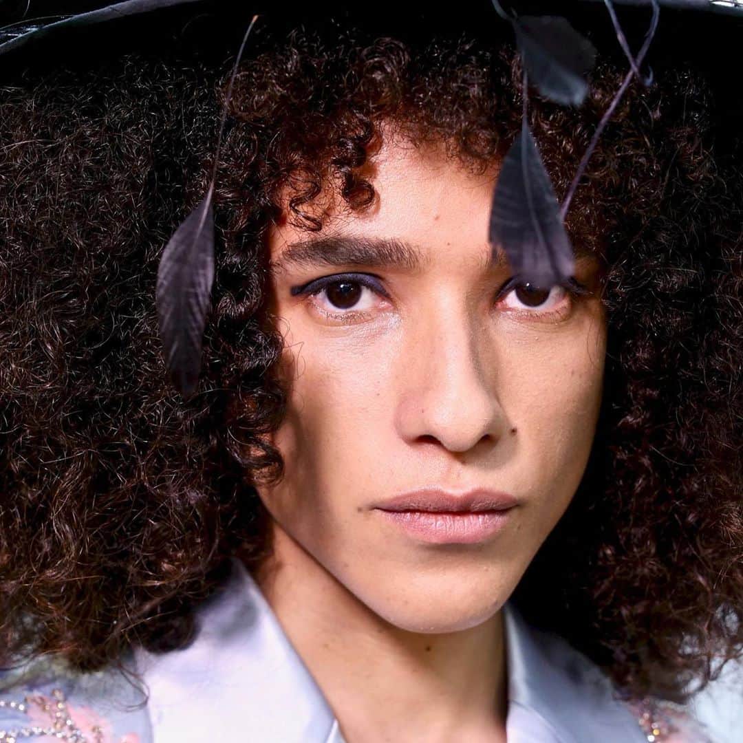 M•A•C Cosmetics Franceさんのインスタグラム写真 - (M•A•C Cosmetics FranceInstagram)「M•A•C - FASHION WEEK 🔥 Cette semaine, c'est la Fashion Week à Paris 😉Notre National Artist @marieke_thibaut était chef maquilleur sur le défilé @koche ! Elle a souhaité créer un maquillage frais et moderne à l'image de la collection, avec un oeil accentué pour faire référence aux anciens films hollywoodiens, et modernisé par le côté carré du liner.  Pour ce makeup, elle a utilisé :   TEINT  Anti-cernes Studio Fix 24H  Poudre Studio Fix au pinceau   YEUX/SOURCILS  Gel Big Boost Fibre  Shape & Shade Brow Tint Eyeliner Blacktrack  Fard "Lunar"   BOUCHE  Base lèvres Prep+prime   Crédit : @stephenkam and @pelliculefilm  #MACCosmetics #MACCosmeticsFrance #MACBackstages #MACFashionWeek」10月1日 1時11分 - maccosmeticsfrance