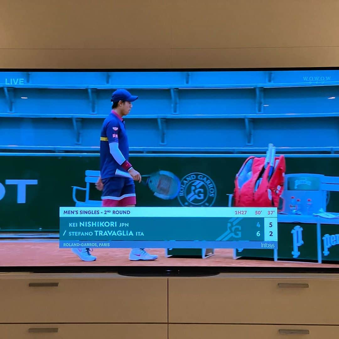 伊達公子さんのインスタグラム写真 - (伊達公子Instagram)「@rolandgarros 2020大会4日目 今日の私は@wowowtennis  出演ない日。 家で @keinishikori  くんの試合を観ています。 リビングからベッドへ移動して観ているけど… 2セットダウンになってしまったけど気持ちを切り替えて4セット目！ #伊達公子 #kimikodate #テニス #テニスプレイヤー #テニスプレーヤー #tennis #tennisplayer #instatennis #rolandgarros #rolandgarros2020 #全仏オープン #全仏オープン2020 #wowow #wowowテニス #wowowテニスアンバサダー #錦織圭 #大会4日目 #day4」10月1日 1時11分 - kimiko.date