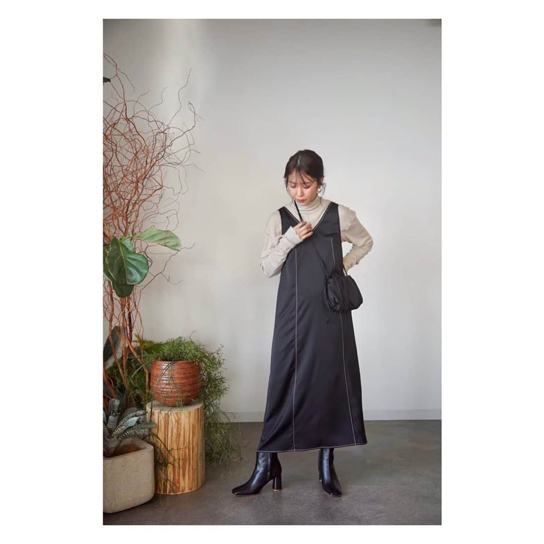 ETRÉ TOKYO ストアさんのインスタグラム写真 - (ETRÉ TOKYO ストアInstagram)「@etretokyo﻿ ﻿ Staff：ルミネ新宿店 ﻿ Maki 161cm【@etretokyo_maki 】 ﻿ ﻿ 《 10/1 NEW ARRIVAL 》﻿ ﻿ #ミニBAGセットサテンワンピース﻿ ￥23,000 + TAX﻿ 着用：BLACK﻿ ﻿ ショルダーバッグとセットになったワンピース。﻿ ワンピースと同色、同素材のため統一感のあるスタイリングに。﻿ 上品な光沢感にステッチを施しデイリーにもお使い頂きやすい一着です。﻿ ﻿ #etretokyo#etre#fashion#ootd#outfit#coordinate#mineby3mootd#casual#etretokyoshinjuku#etretokyo_staff_ootd#2020etre_aw ﻿ #エトレ#エトレトウキョウ#秋コーデ#ワンピース#シンプルコーデ#大人コーデ#大人カジュアル #ルミネ新宿」10月1日 1時14分 - etretokyo_store