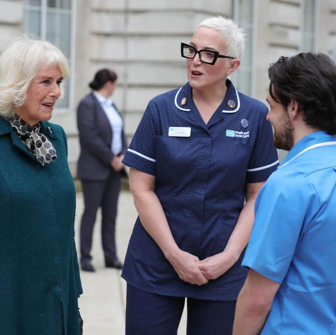 クラレンス邸さんのインスタグラム写真 - (クラレンス邸Instagram)「The Prince of Wales and The Duchess of Cornwall visited Northern Ireland today!  Their Royal Highnesses thanked individuals who have gone the extra mile during the pandemic.  At the @ulstermuseum in Belfast, The Prince and The Duchess visited the Florence Nightingale exhibition. The exhibit celebrates the 200th anniversary of Nightingale’s birth, as well as the contribution nurses made during World War I, World War II and up to the present day.  During the visit, Their Royal Highnesses met nursing and midwifery graduates from @qubelfast and @theopenuniversity, who completed their courses early to help respond to the pandemic.  🌳 The Prince and The Duchess also met with some of the gardening team from the Botanic Gardens which house the Ulster Museum. The gardens have remained open, with extended 24/7 hours, for visitors to enjoy during the pandemic.」10月1日 1時18分 - clarencehouse