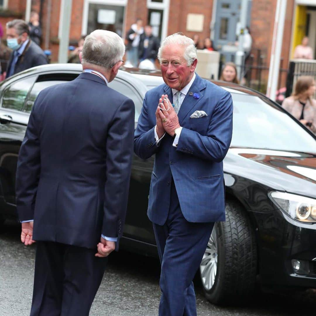 クラレンス邸さんのインスタグラム写真 - (クラレンス邸Instagram)「The Prince of Wales and The Duchess of Cornwall visited Northern Ireland today!  Their Royal Highnesses thanked individuals who have gone the extra mile during the pandemic.  At the @ulstermuseum in Belfast, The Prince and The Duchess visited the Florence Nightingale exhibition. The exhibit celebrates the 200th anniversary of Nightingale’s birth, as well as the contribution nurses made during World War I, World War II and up to the present day.  During the visit, Their Royal Highnesses met nursing and midwifery graduates from @qubelfast and @theopenuniversity, who completed their courses early to help respond to the pandemic.  🌳 The Prince and The Duchess also met with some of the gardening team from the Botanic Gardens which house the Ulster Museum. The gardens have remained open, with extended 24/7 hours, for visitors to enjoy during the pandemic.」10月1日 1時18分 - clarencehouse