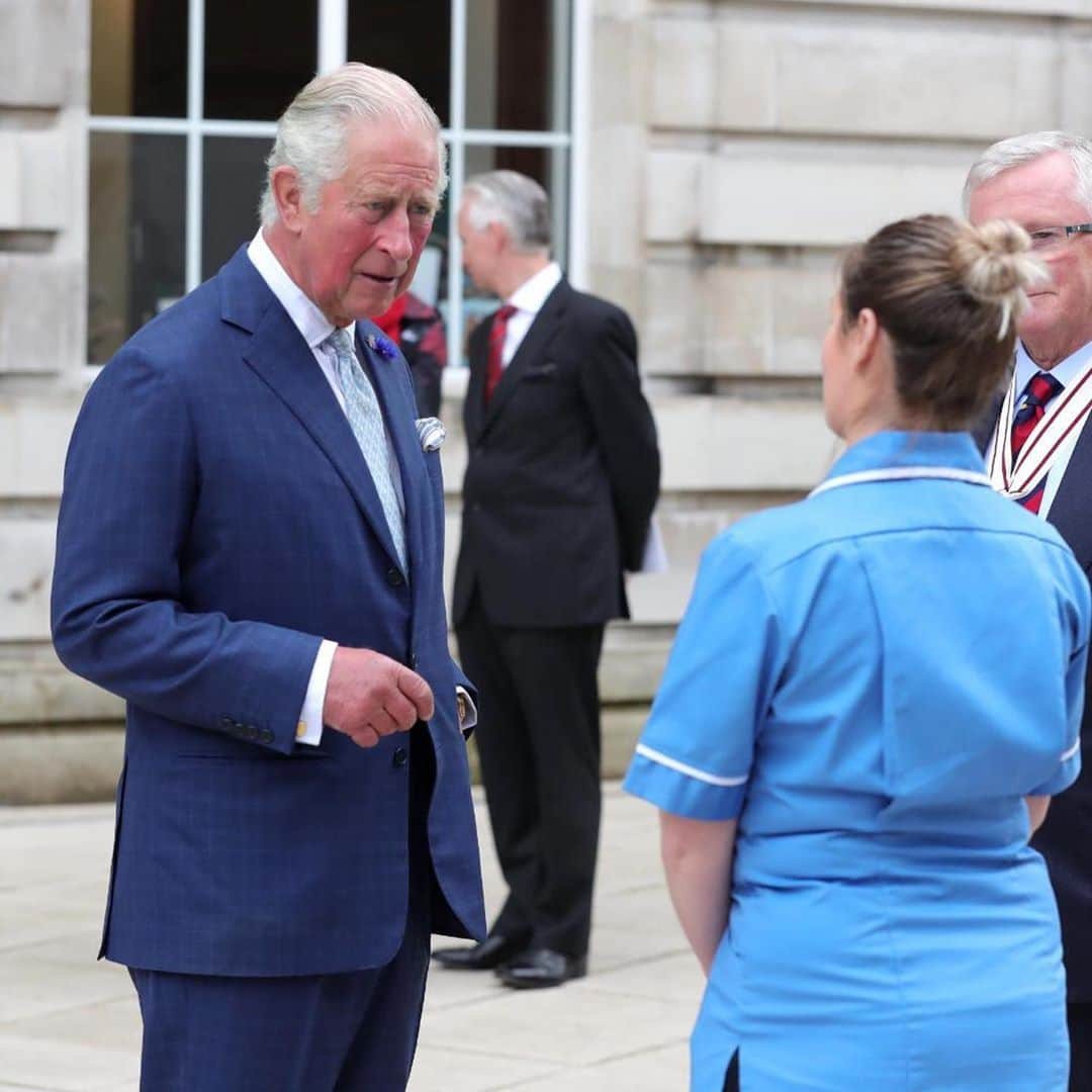 クラレンス邸さんのインスタグラム写真 - (クラレンス邸Instagram)「The Prince of Wales and The Duchess of Cornwall visited Northern Ireland today!  Their Royal Highnesses thanked individuals who have gone the extra mile during the pandemic.  At the @ulstermuseum in Belfast, The Prince and The Duchess visited the Florence Nightingale exhibition. The exhibit celebrates the 200th anniversary of Nightingale’s birth, as well as the contribution nurses made during World War I, World War II and up to the present day.  During the visit, Their Royal Highnesses met nursing and midwifery graduates from @qubelfast and @theopenuniversity, who completed their courses early to help respond to the pandemic.  🌳 The Prince and The Duchess also met with some of the gardening team from the Botanic Gardens which house the Ulster Museum. The gardens have remained open, with extended 24/7 hours, for visitors to enjoy during the pandemic.」10月1日 1時18分 - clarencehouse