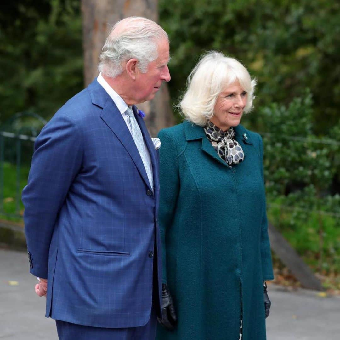 クラレンス邸さんのインスタグラム写真 - (クラレンス邸Instagram)「The Prince of Wales and The Duchess of Cornwall visited Northern Ireland today!  Their Royal Highnesses thanked individuals who have gone the extra mile during the pandemic.  At the @ulstermuseum in Belfast, The Prince and The Duchess visited the Florence Nightingale exhibition. The exhibit celebrates the 200th anniversary of Nightingale’s birth, as well as the contribution nurses made during World War I, World War II and up to the present day.  During the visit, Their Royal Highnesses met nursing and midwifery graduates from @qubelfast and @theopenuniversity, who completed their courses early to help respond to the pandemic.  🌳 The Prince and The Duchess also met with some of the gardening team from the Botanic Gardens which house the Ulster Museum. The gardens have remained open, with extended 24/7 hours, for visitors to enjoy during the pandemic.」10月1日 1時18分 - clarencehouse