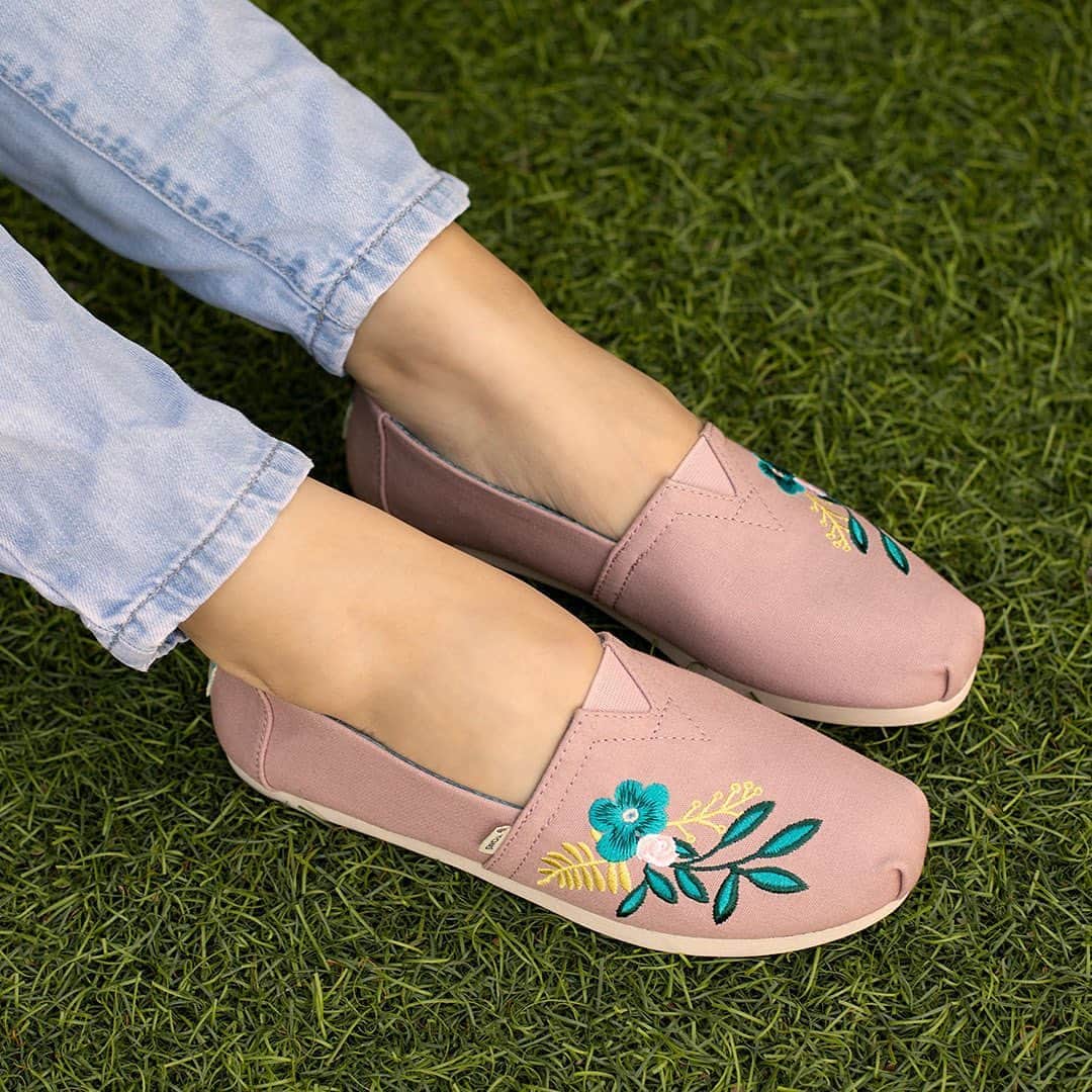 トムズシューズのインスタグラム：「You don't need a green thumb to grow your impact. TOMS signature Alpargata in pale mauve—caught in full bloom.」