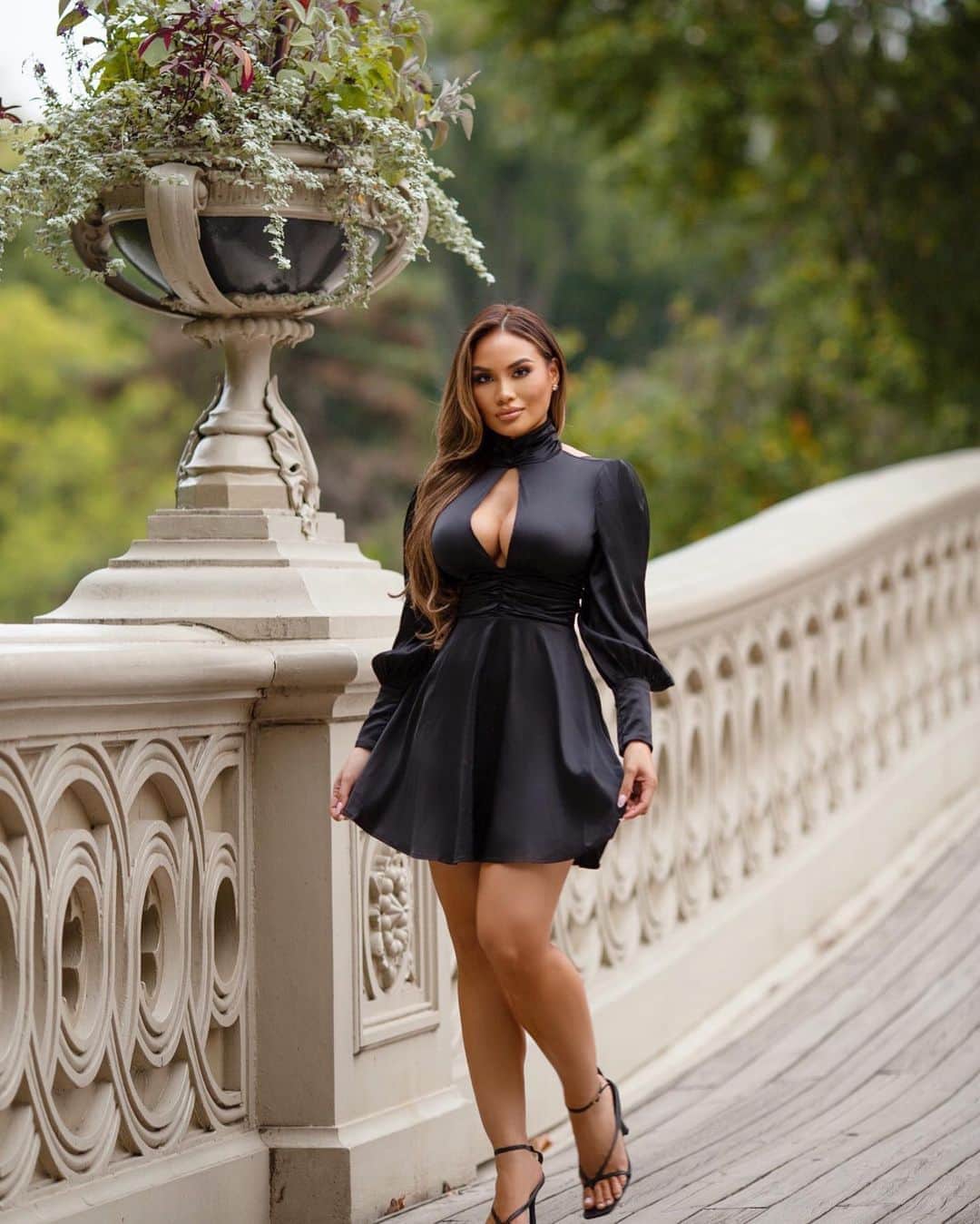 ダフネ・ジョイのインスタグラム：「I love it here 🖤 @fashionnova Wearing the sweetest dress from them w the best fit!  fashionnovapartner」
