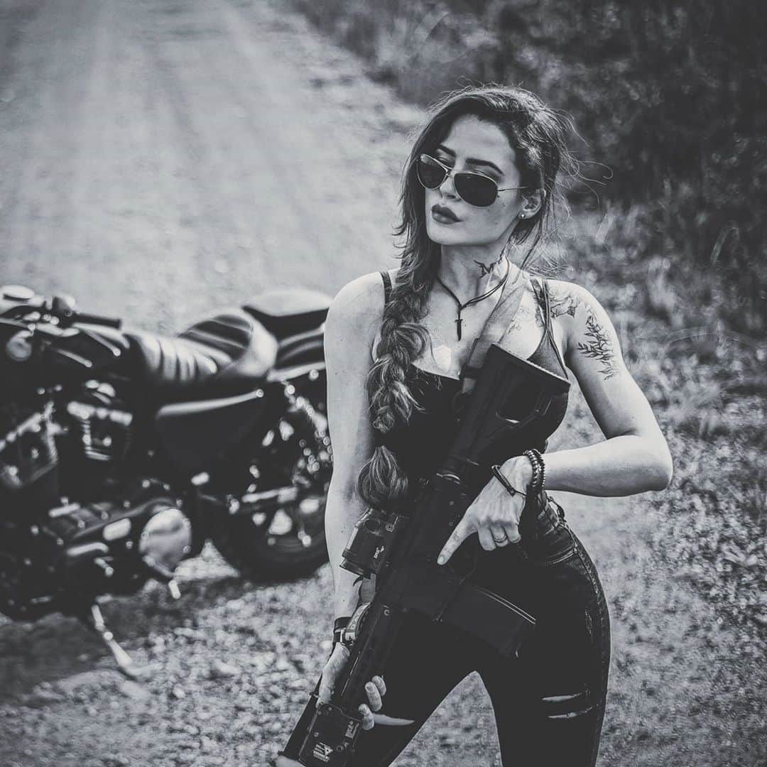 Anna Vargasさんのインスタグラム写真 - (Anna VargasInstagram)「Rule no.1 to happiness: Fuck what they think. . 📸 @_leonardoribeirooo Local: CTT @fhtreinamentosespeciais . . Parceiros: LOJA: @store_airsoft Use o cupom MYST para ganhar 5%OFF . EQUIPAMENTOS TÁTICOS: @511tacticalbrasil . MUNIÇÃO: @spartanairsoftmunition . TREINAMENTOS TÁTICOS: @fhtreinamentosespeciais . MIRAS: @mundomira . PATCHES BORDADOS: @1ciadistintivosoficial . SITES: @sitevipinternet . CAMISETAS: @teamsix.brasil . #airsoft #airsoftbrasil #milsim #airsoftgirl #tactical #tacticool #military #airsoftcommunity #girlsandguns #harley #motorcycle #terminator #slowride #harleydavidson #sarahconnor」10月1日 1時21分 - myst.shots