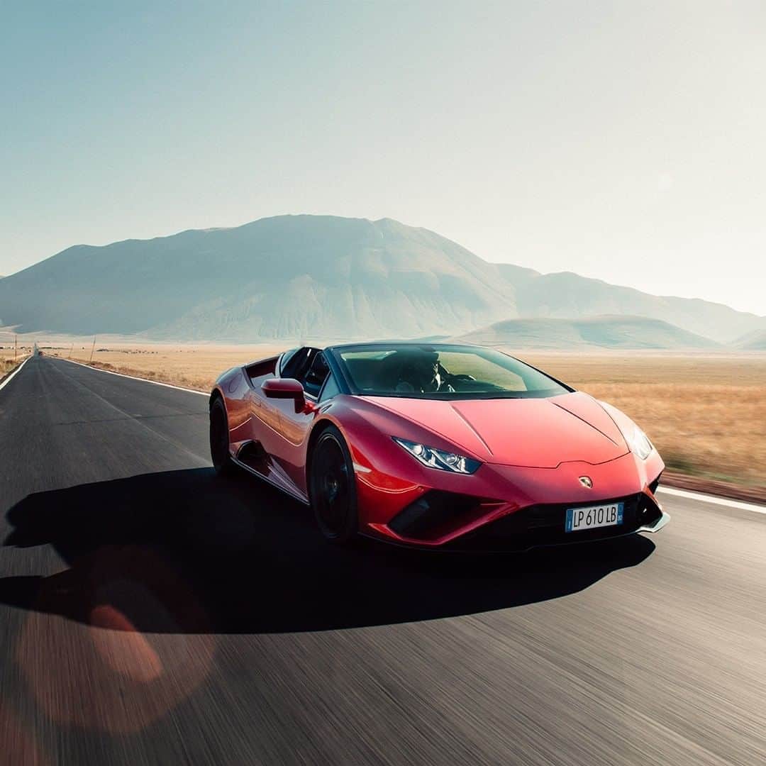 ランボルギーニさんのインスタグラム写真 - (ランボルギーニInstagram)「Colors make everything lively and vibrant. Can you guess the one on this stunning Huracán EVO RWD Spyder? Is it Rosso Mars or Rosso Efesto?  Captured by @latophotography   #Lamborghini #HuracanEVORWDSpyder #RewindToRWD #GuessTheColor」10月1日 1時33分 - lamborghini