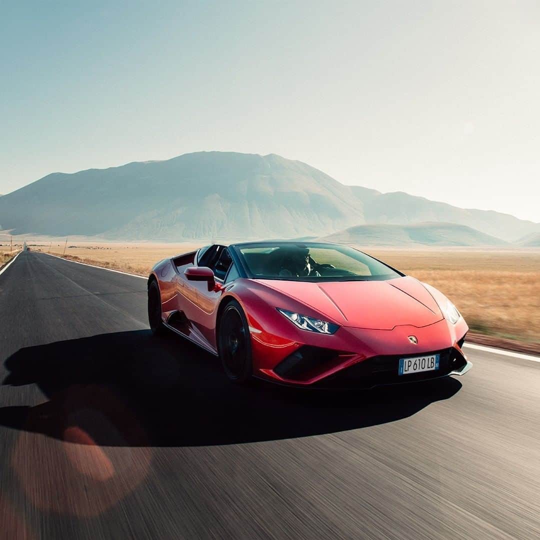 ランボルギーニのインスタグラム：「Colors make everything lively and vibrant. Can you guess the one on this stunning Huracán EVO RWD Spyder? Is it Rosso Mars or Rosso Efesto?  Captured by @latophotography   #Lamborghini #HuracanEVORWDSpyder #RewindToRWD #GuessTheColor」