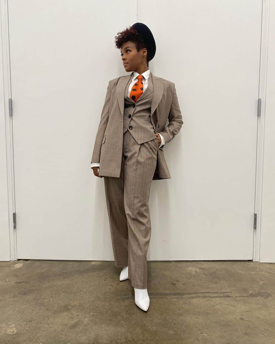 ジャネル・モネイさんのインスタグラム写真 - (ジャネル・モネイInstagram)「🤓or ☺️? Tryna decide my voting look 🍊」10月1日 1時34分 - janellemonae