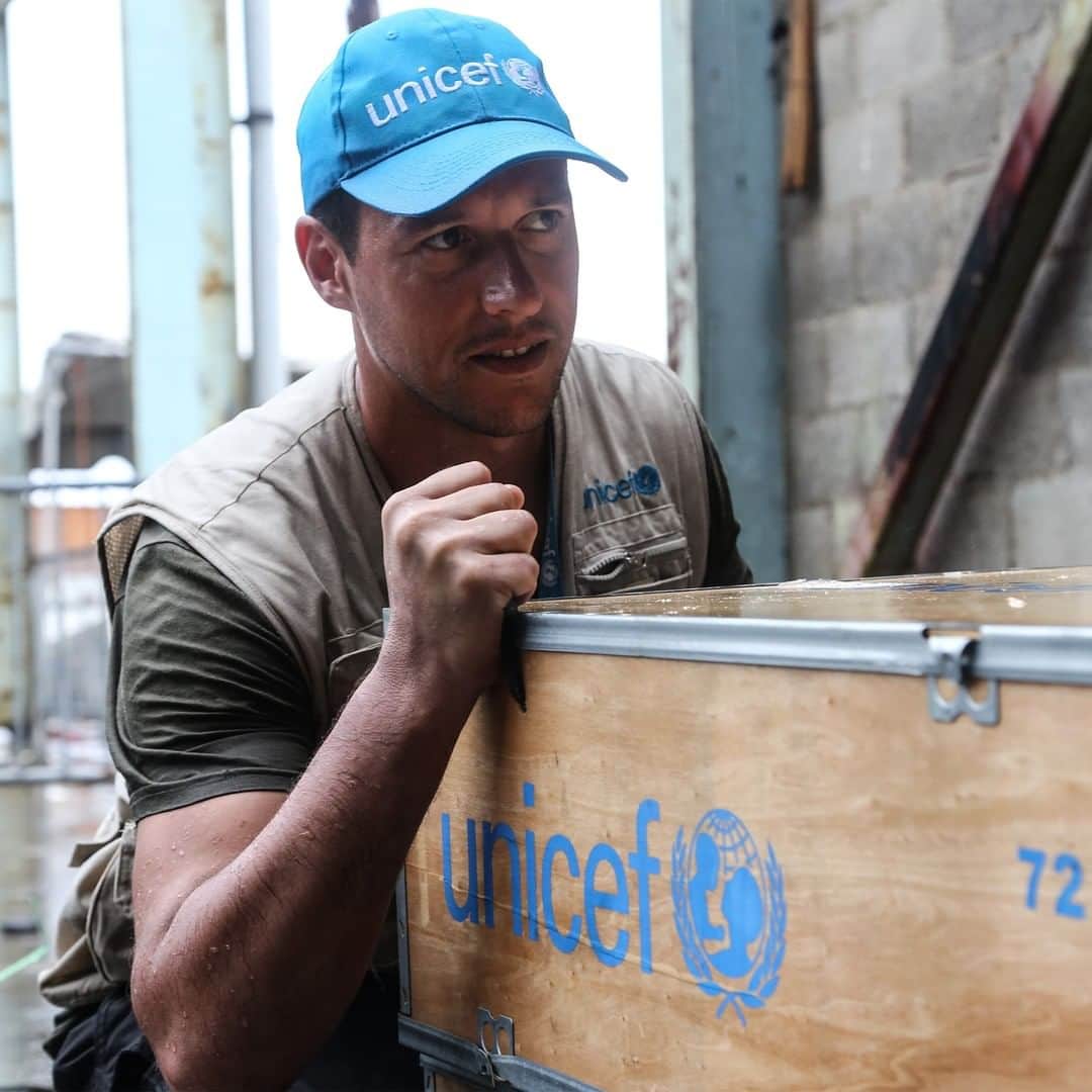 unicefさんのインスタグラム写真 - (unicefInstagram)「We are safer and stronger when we act together. This year, the #COVID19 pandemic has revealed our deepest vulnerabilities and our greatest strengths. In an interconnected world, we have seen how an infectious disease can spread across borders, cities and streets with devastating speed. And we have discovered that our connections are also a powerful force for good - that everyday acts like washing our hands, wearing a mask and keeping distance can save our neighbours' lives and ultimately shape the course of this crisis.⠀ ⠀ We share one world, and our health depends on each other. This simple truth must guide our work to ensure COVID-19 vaccines are accessible and affordable to every country. That's why UNICEF is working in solidarity with partners, governments and health workers on a historic new plan: to supply more than 2 billion doses of COVID vaccines in the next year. Success will depend on all of us.⠀ ⠀ #UNGA #VaccinesWork © UNICEF/UNI353732/Pouget © UNICEF/UN0127073/Gonzalez © UNICEF/UNI322101」10月1日 1時27分 - unicef