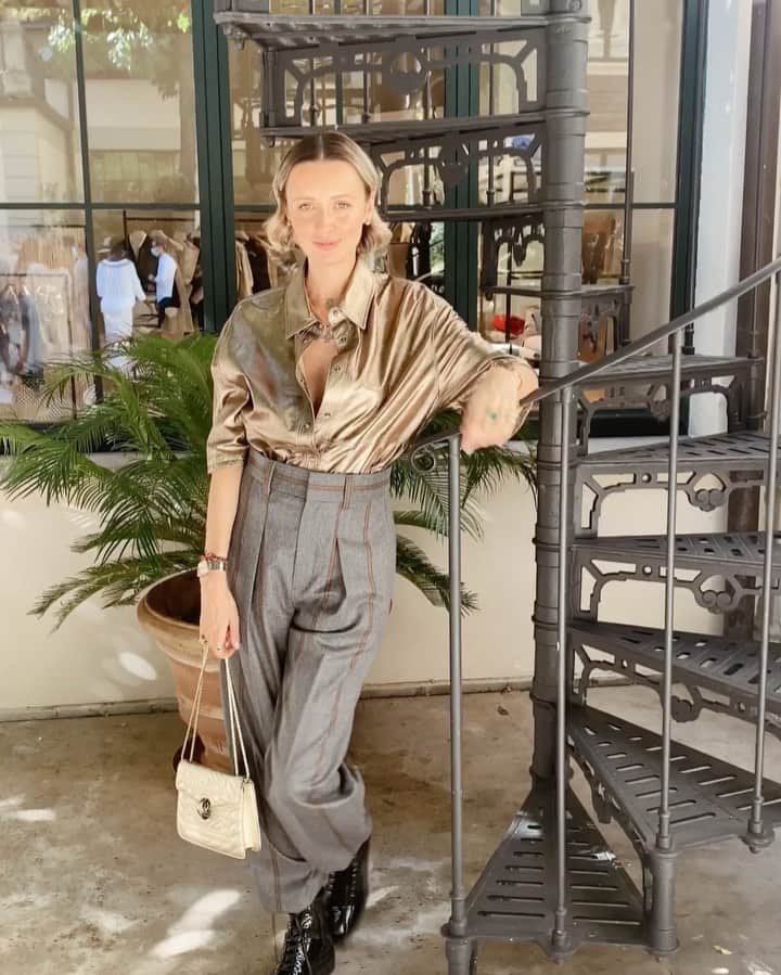 Nataly Osmannのインスタグラム：「#mfw2020 @brunellocucinelli_brand presentation , so beautiful collection @carolinacucinelli   How do you feel about the new social safety norms like wearing masks, using sanitizers and having social distance?  В сториз сегодня решила поднять вопрос о новых правилах поведения в общественных местах, таких как ношение маск, использование санитайзеров, соблюдение социальной дистанции. разгорелись нешуточные споры, многие писали, что маски не помогают, да и зачем они вообще, все и так переболеем, кто-то даже обвинил меня в проплаченной агитации😂 Я это называю низкой социальной ответственностью и просто неуважением к другим людям. Тут даже вопрос не прямой защиты, а новых норм общения и этикета, которые неприлично игнорировать. Кто что думает?」