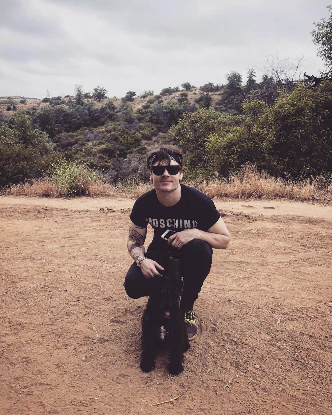レオン・エルスのインスタグラム：「Can you see him? 🐶 #prince」