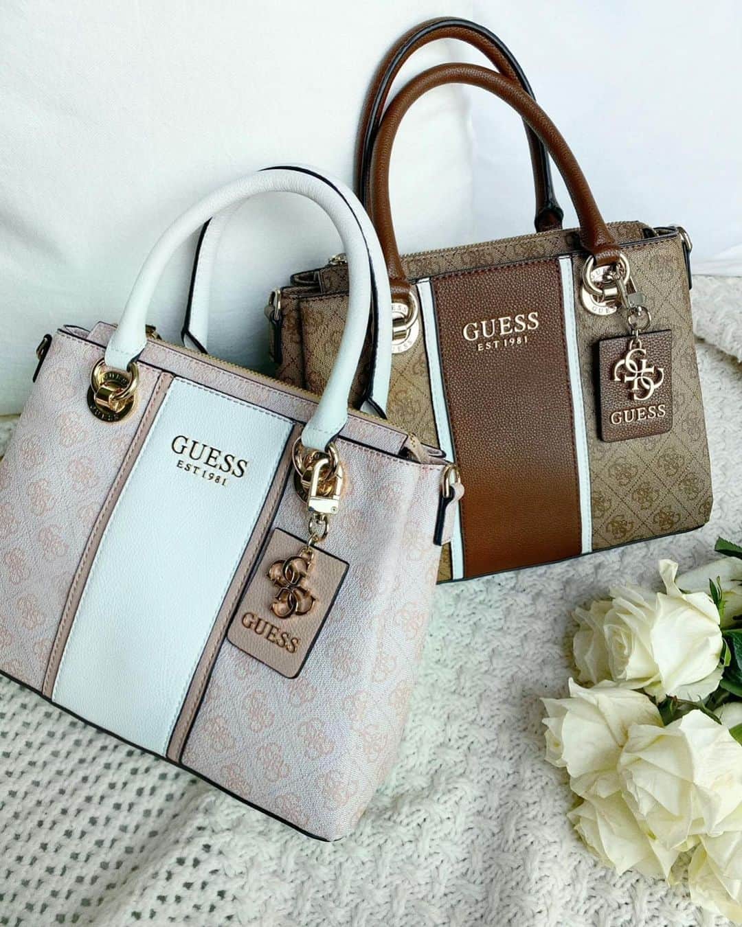 ゲスのインスタグラム：「pink or tan? 👜 tap to shop this fan favorite logo bag #GUESSHandbags」