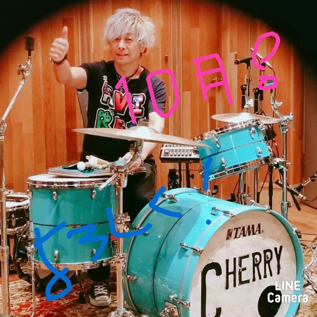 小柳“Cherry”昌法さんのインスタグラム写真 - (小柳“Cherry”昌法Instagram)「おっと！！ 10月になっちゃいましたね！！ なぜか10月って 好きなんだよなぁー。www さぁ、今月も GAMBAりまーす！ よろしく♪ 😄 #小柳Cherry昌法 #drummer_cherry #ドラマー #tamadrums #evans #zildjian」10月1日 1時41分 - cherry_drummer