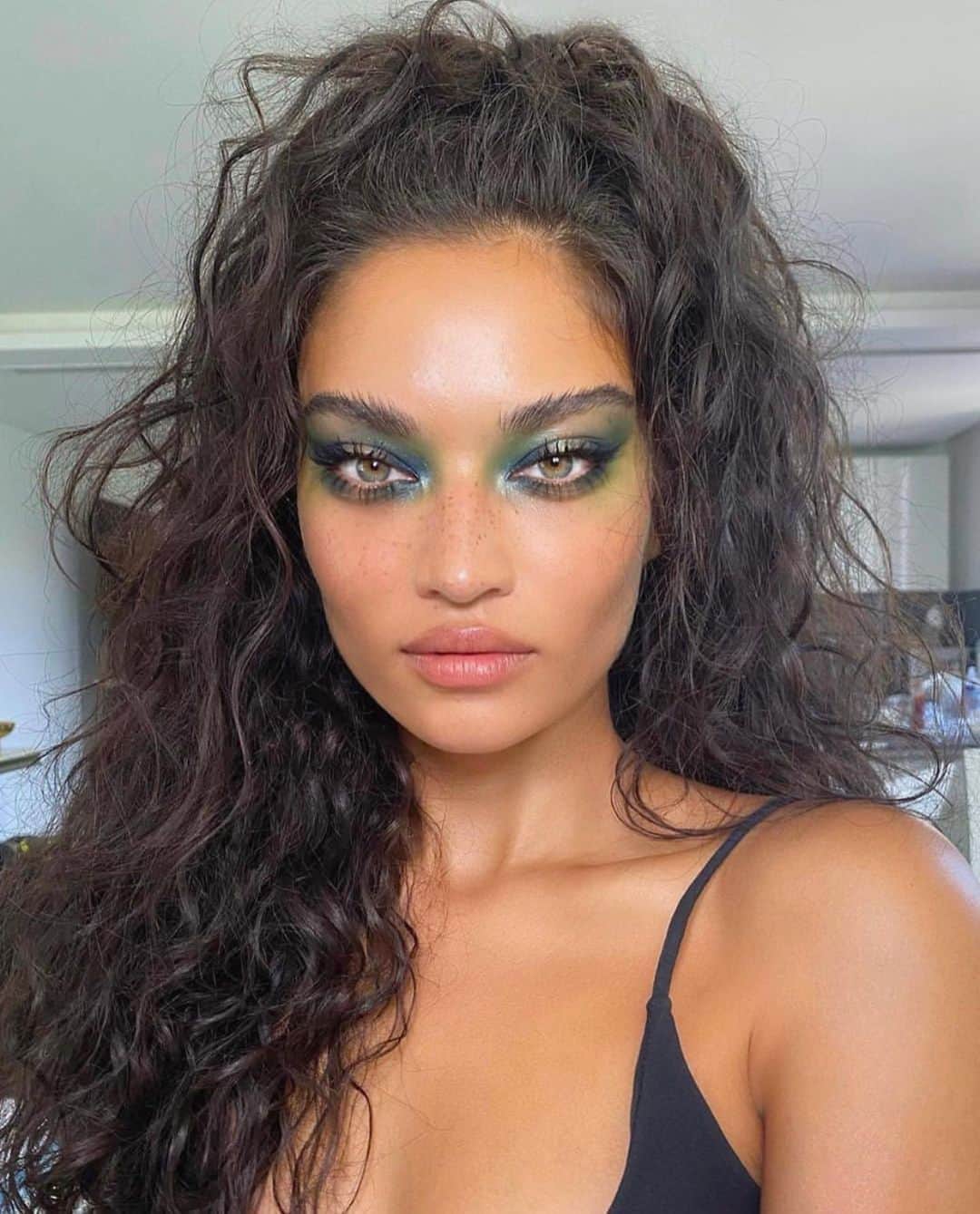 シャニーナ・シャイクのインスタグラム：「Behind these hazel eyes 💚 BTS ... coming soon @nikki_makeup @desiree_mattsson @lukepluckrose @nazaninshahnavaz」