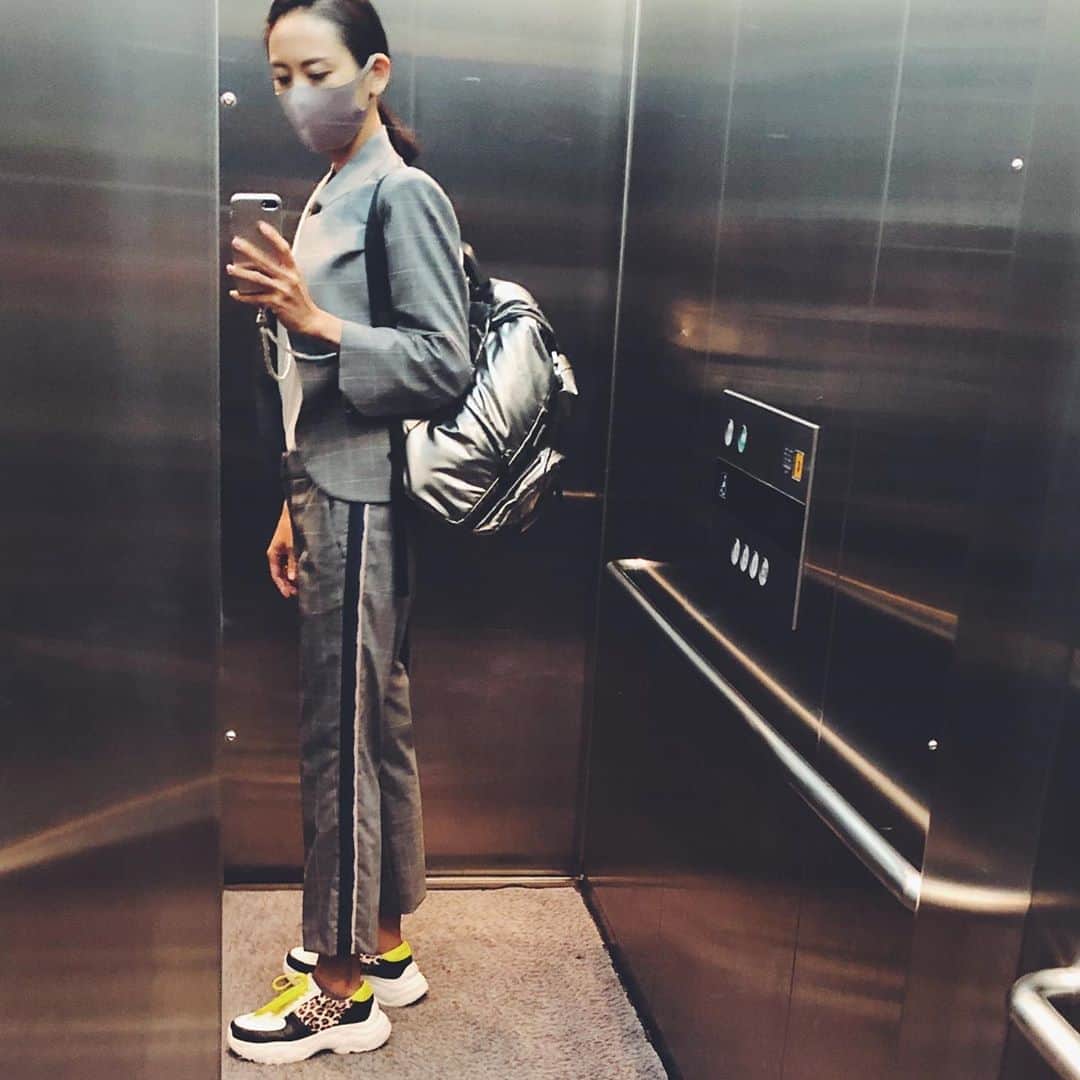尾形沙耶香さんのインスタグラム写真 - (尾形沙耶香Instagram)「#elevatorselfie 🤳🏻 #outfit」10月1日 1時51分 - sayakaogata