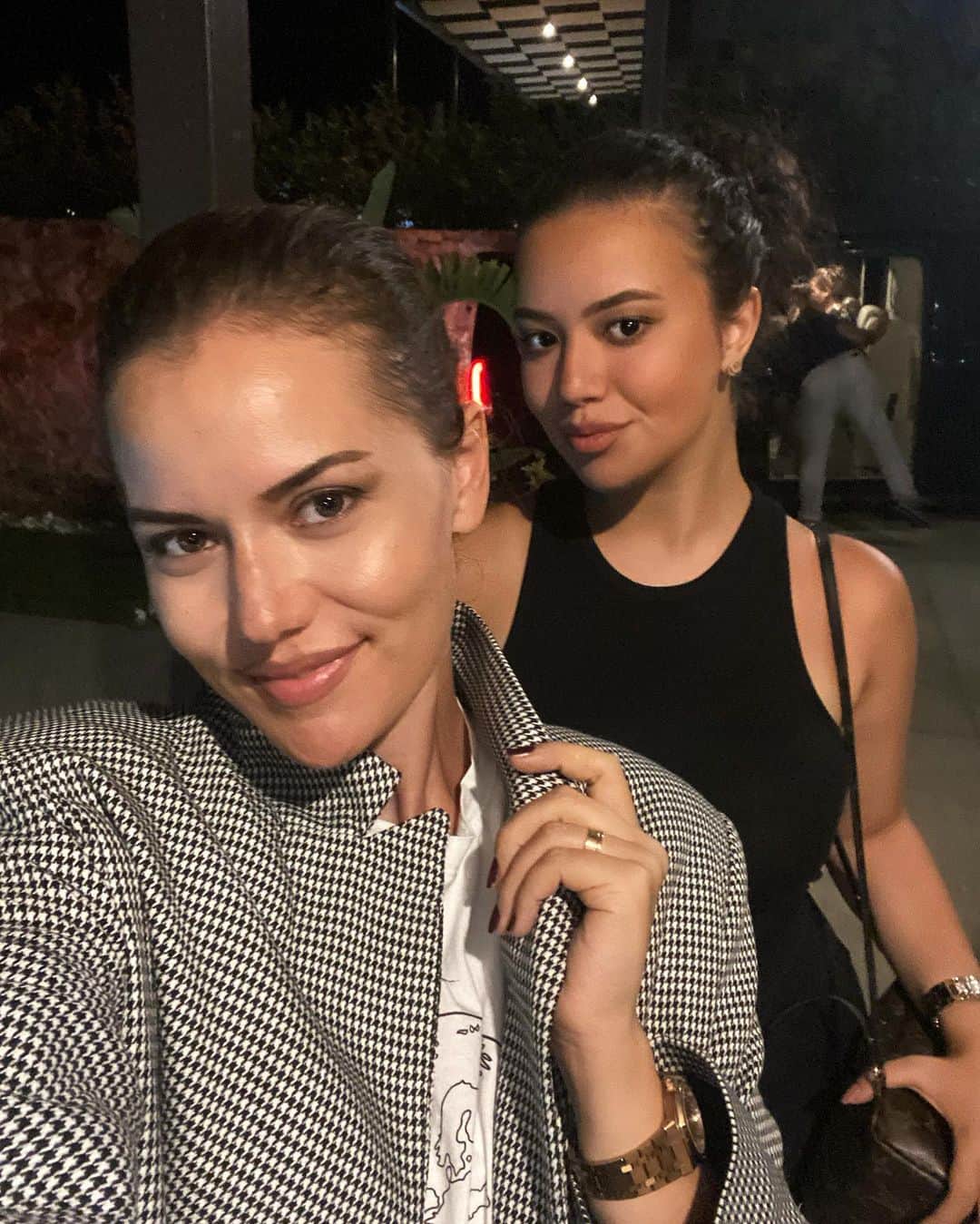 Fahriye Evcenのインスタグラム：「w/ my babygiirrll 🦄🌸🐣🥰 #auntieandniece」