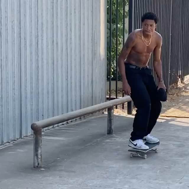 Stanceのインスタグラム：「Mid week banger 💥 with our guy @ishodwair  #punksandpoets  #stanceskateboarding」