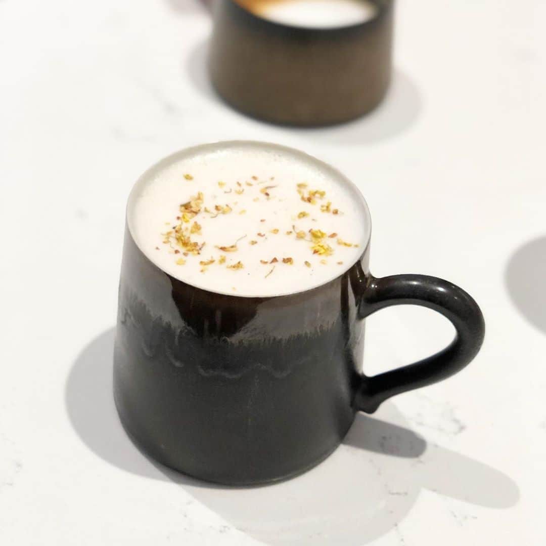 のインスタグラム：「I miss @sagecollective at Broome street. I did a lot of my writing and design works in this quiet tea place thankfully having wonderful time. . . 静かで上品で無限に差し湯してくれるのでいつまでも居座れるお気に入りの「仕事場」だった中国茶のお店がなくなってしまって悲しい。ブランドは存続する模様、また行きたいな。」