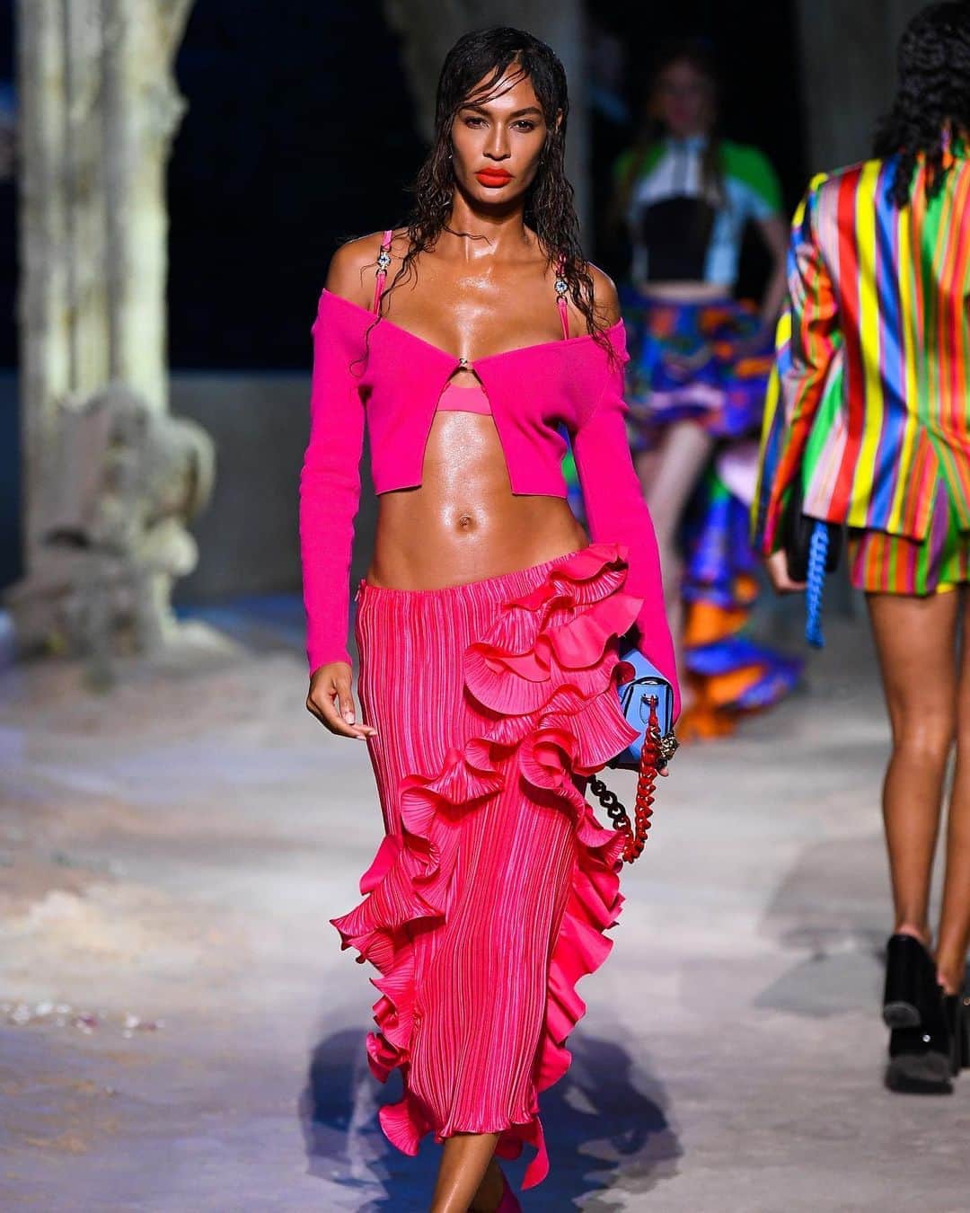 Fashion Weekのインスタグラム：「@joansmalls bringing that ~drip~ to @versace's #MFW September 2020 runway. 📸 by @gettyimages」