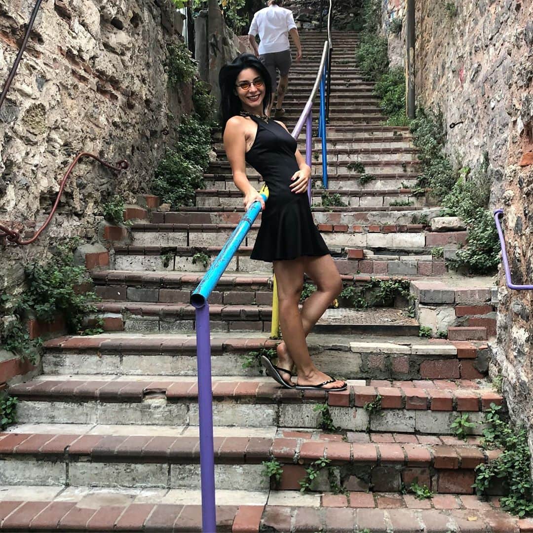 Merve Boluğurのインスタグラム：「Yeni uygulamamdan bahsedeceğim❤️ @yaaydayiz sosyal medyaya  yepyeni bir soluk getirdi..uzun süredir paylasımlarıma devam ediyorum..sizde gelin hadi..fotograflarınızı koyun,anınızı paylasın💧beni de takip et:) #yaaydayız #yaayailkayakbasanlar」