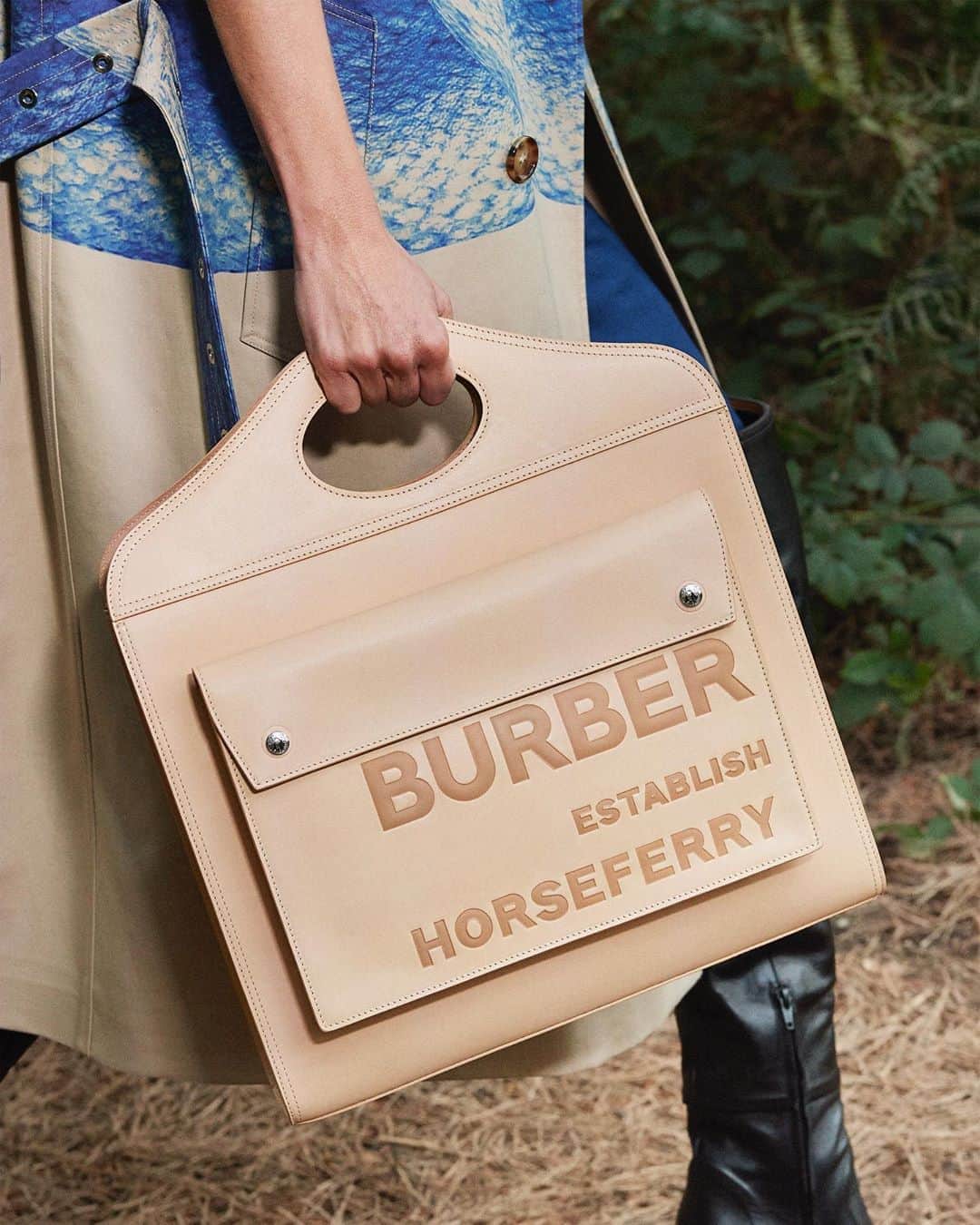 Burberryさんのインスタグラム写真 - (BurberryInstagram)「Discover accessories from @RiccardoTisci17’s latest #BurberryShow, including new additions to our signature Pocket Bag family . #BurberrySpringSummer21」10月1日 2時04分 - burberry