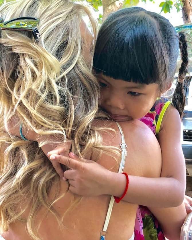 アナリン・マッコードのインスタグラム：「Thank you for this photo @claudehildenbrand 🥰❤️ This will be the first Christmas in 10 years that I won’t be able to be with my beautiful girls in Cambodia due to COVID-19. As the months get closer, my heart has gotten heavier and heavier. I miss my Oun Sreys very much. I also feel an immense amount of gratitude to everyone who has continued to support our fight to #EndSlavery and #humantrafficking @together1heart @thelovestorm 🙏❤️」