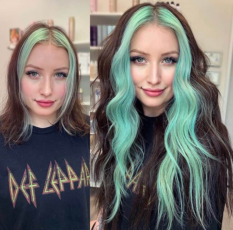 CosmoProf Beautyさんのインスタグラム写真 - (CosmoProf BeautyInstagram)「This color combo was truly mint to be🌱⁣ ⁣ We are loving the return of the 90's with these chunky highlights. @glamourby_melissa used @pravana ChromaSilk Vivids Pastels Mystical Mint and a dot of Blue to create this mint brownie!⁣ ⁣ Find Pravana ChromaSilk Vivids Pastels through your salon consultant, online and at your local #cosmoprofbeauty where you are #licensedtocreate⁣ ⁣ #repost #pravana #pravanavivids #moneypiece #90shair #highlightshair #vivids #vividhair #tealhair #trendyhair #creativehair #creativecolor #hairtransformation #hairtransformations #hairmakeover #beforeandafterhair #colorcorrection」10月1日 2時10分 - cosmoprofbeauty