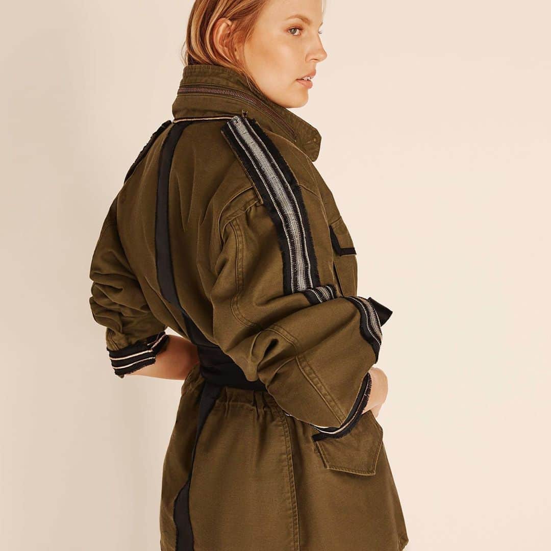 アマンダ ウェイクリーのインスタグラム：「The customised Army Parka… as seen on the fabulous @milliemackintosh   I fell in love with this piece on a research trip… I loved it’s utilitarian functionality….so many brilliant pockets…it was crying out to have a new life and perhaps a little Wakeley-fy Upcycling... A gorgeous vintage faded gold tape (from the 20’s I think) that I had previously found at a flea market was the perfect pairing… then layering it on top of a wide cocoa grosgrain created a new sporty ribbon which was completely transformative. The epaulettes were removed (who needs rank anyway?) and replaced with a luxey overarm stripe…. The cuffs wrapped with this new texture… and chest pockets trimmed as a sporty nod to where the soldier’s name once was. A x   #upcycle #customise #armyparka #utilityjacket」