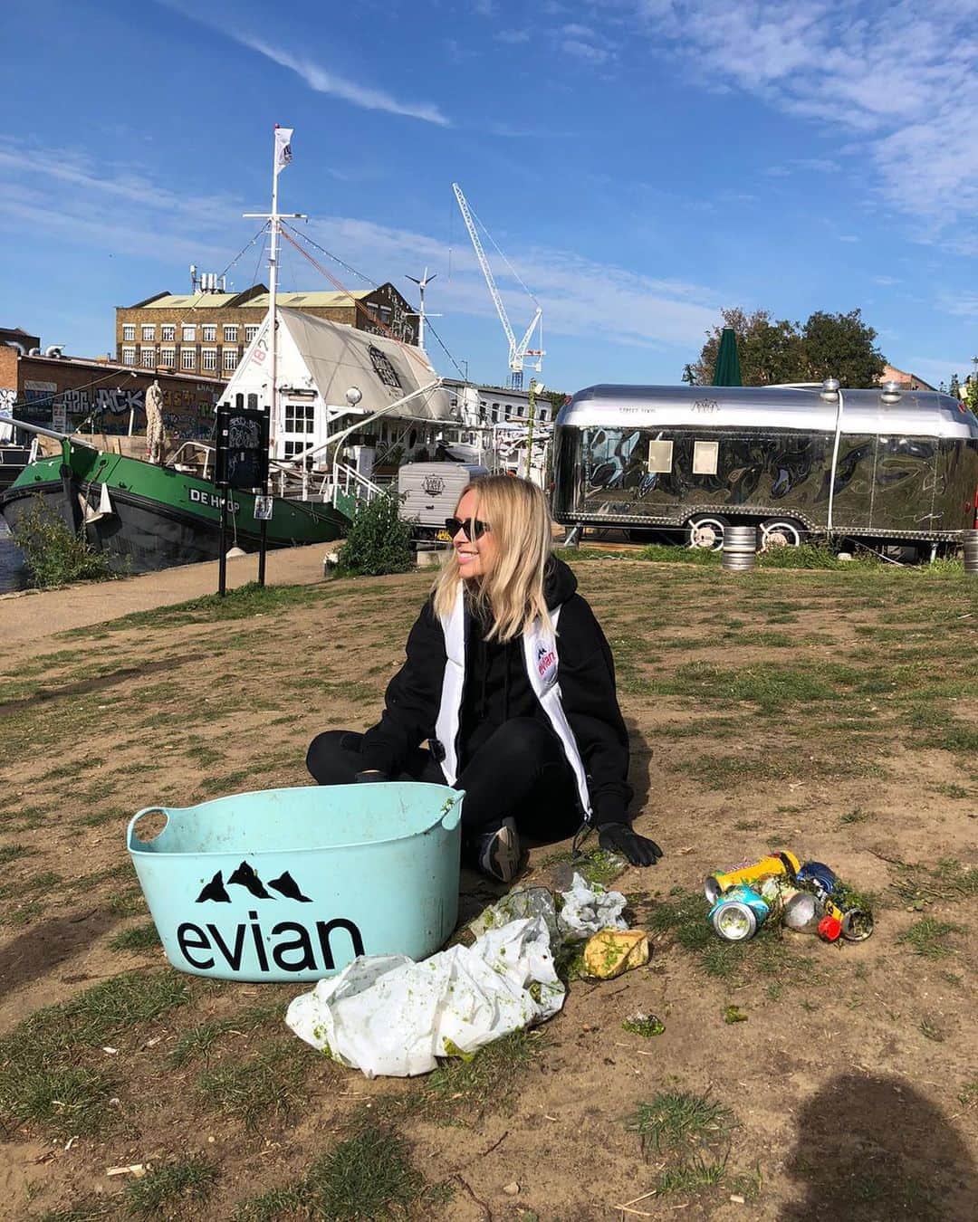 のインスタグラム：「Making a difference, one paddleboard plastic pickup at a time. 👊 Thanks @tanyaburr for taking part in London for this year's Recycling Week! ♻️  #evian #evianwater #positivedrops #planetpatrol #weactforwater #recyclingweek」