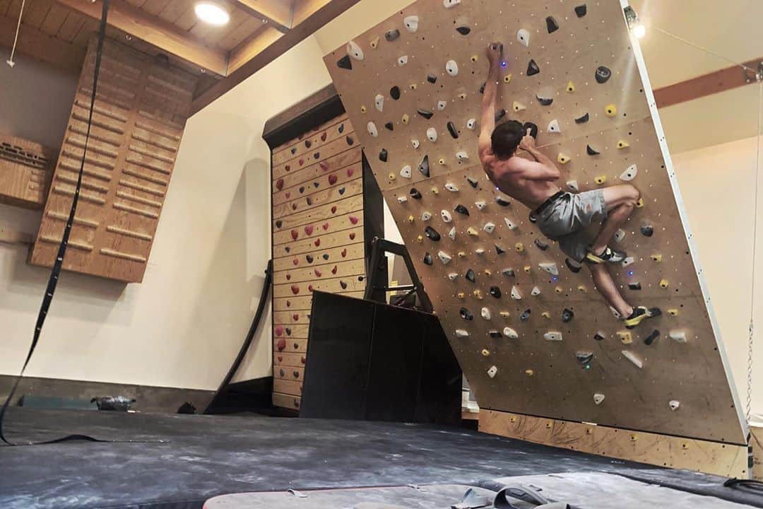 アレックス・オノルドのインスタグラム：「Garage pic, for those interested in how I’ve been spending my summer when not mountain biking or paddling... I added a training zone onto a cabin that my grandfather built back in the day. I’ve been doing a variety of hangboarding, moonboarding, and campusing - basically focusing on the things that I’m worst at. I made a little plan for myself that’s adapted from the @latticetraining programs that I used last year while traveling a lot. Here are the things that I’m using in no particular order: @beastmakers (hangboard), @tensionclimbing (campus rungs), @kiltergrips (the holds on the Treadwall - super comfy/ergonomic), @brewer_fitness (the actual makers of the Treadwall, great for warming up or endurance), and @grasshopperclimbing (makers of the adjustable wall that my @moonclimbingna holds are on).  A bit of a who’s who of climbing manufacturers and products - each of which I’ve enjoyed quite a bit, though I’m not sponsored by any of them.  It’s all rounded out with a set of rings and some random weights for more general conditioning like leg lifts and pull-ups and things.  Thanks @pablo_durana for the pic and the training motivation.」