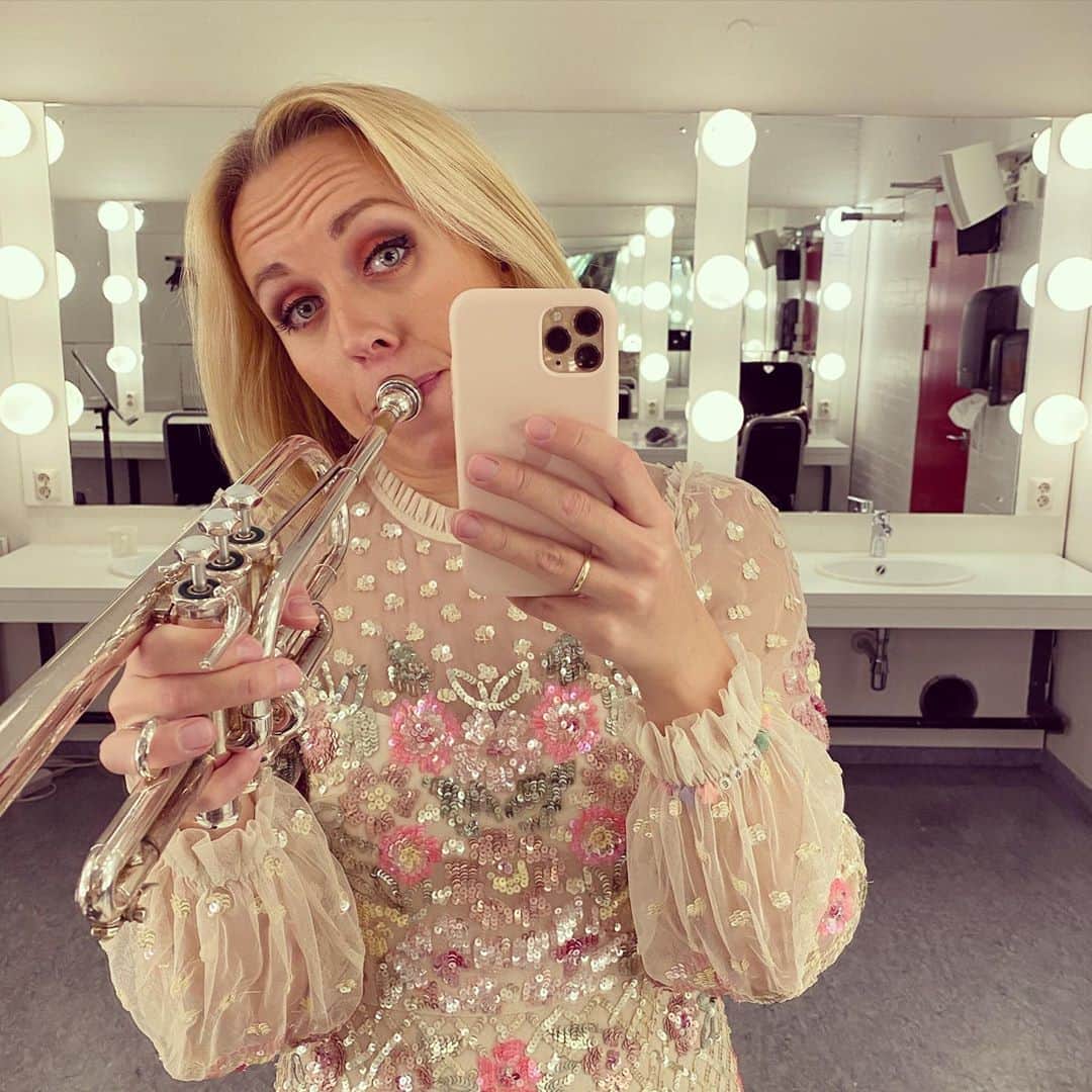 ティーネ・ティング・ヘルセットのインスタグラム：「Ready to go on stage with @bergenfilharmoniske 😇🎺🤩 @needleandthreadlondon 👗」