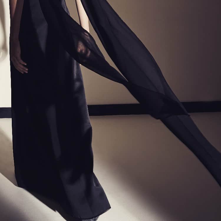 アレクシマビーユのインスタグラム：「J-1 @alexismabille #ss2021 #summer #alexismabille #soon #tomorrow #inmotion #blackribbon #movement #black #hitchcock #drama #vavavoom #blacksilk #followme #staytuned @obcm @fhcm @parisfashionweek #paris #fashionweek #surprise #impatient #dresslover #showmustgoon」